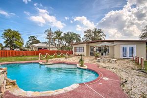 Alquiler Vacacional - Cozy Melbourne Home w/ Deck & Pool: 5 Mi to Beach!