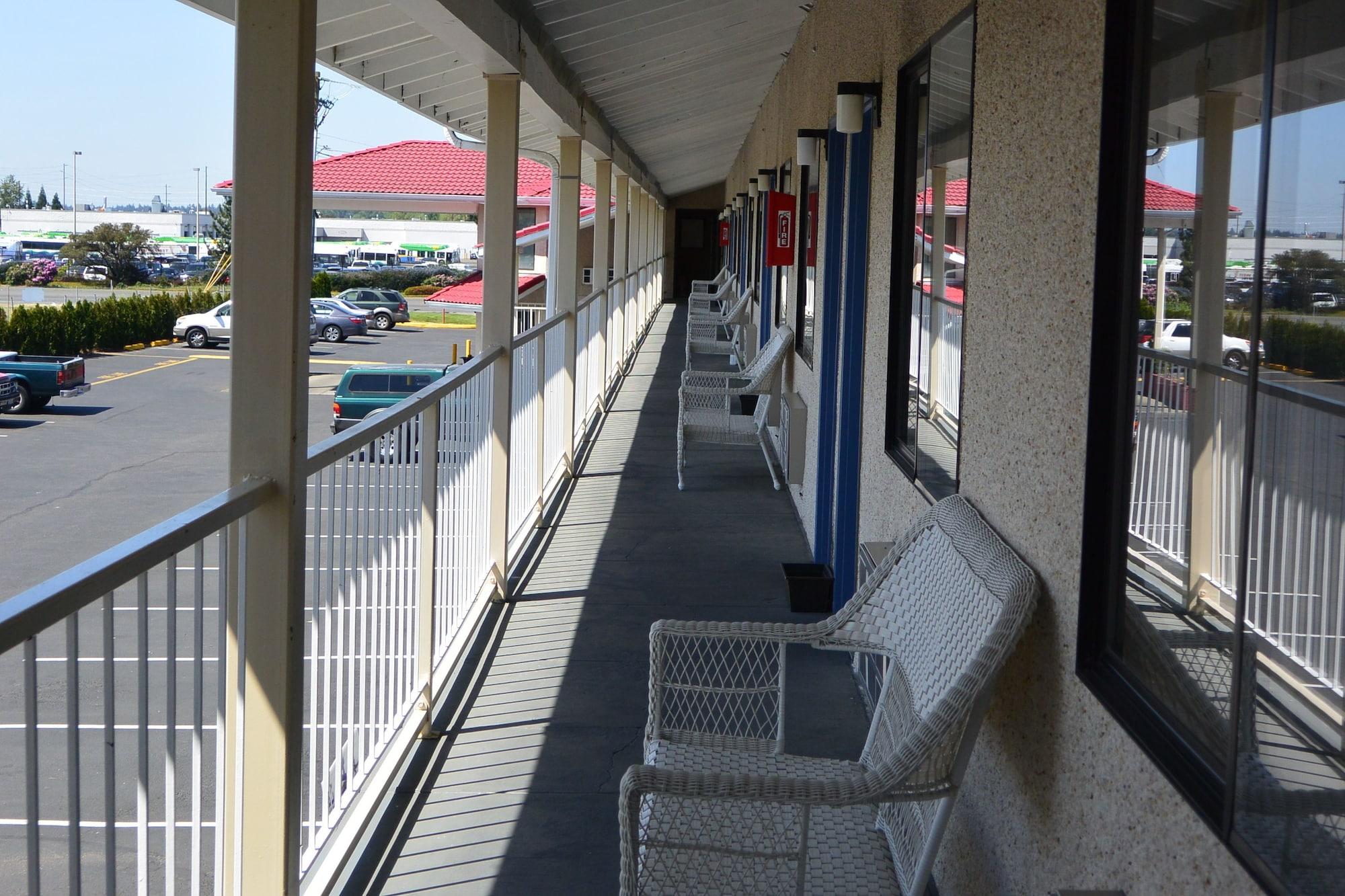 Vista Exterior Days Inn by Wyndham Lakewood South Tacoma