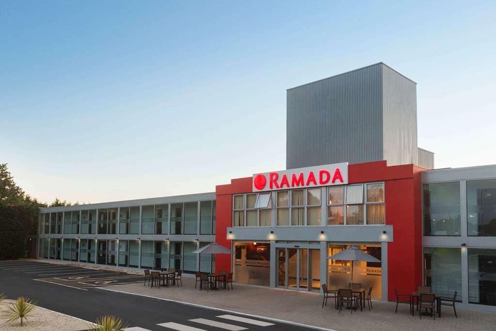 Vista Exterior Ramada By Wyndham Milton Keynes
