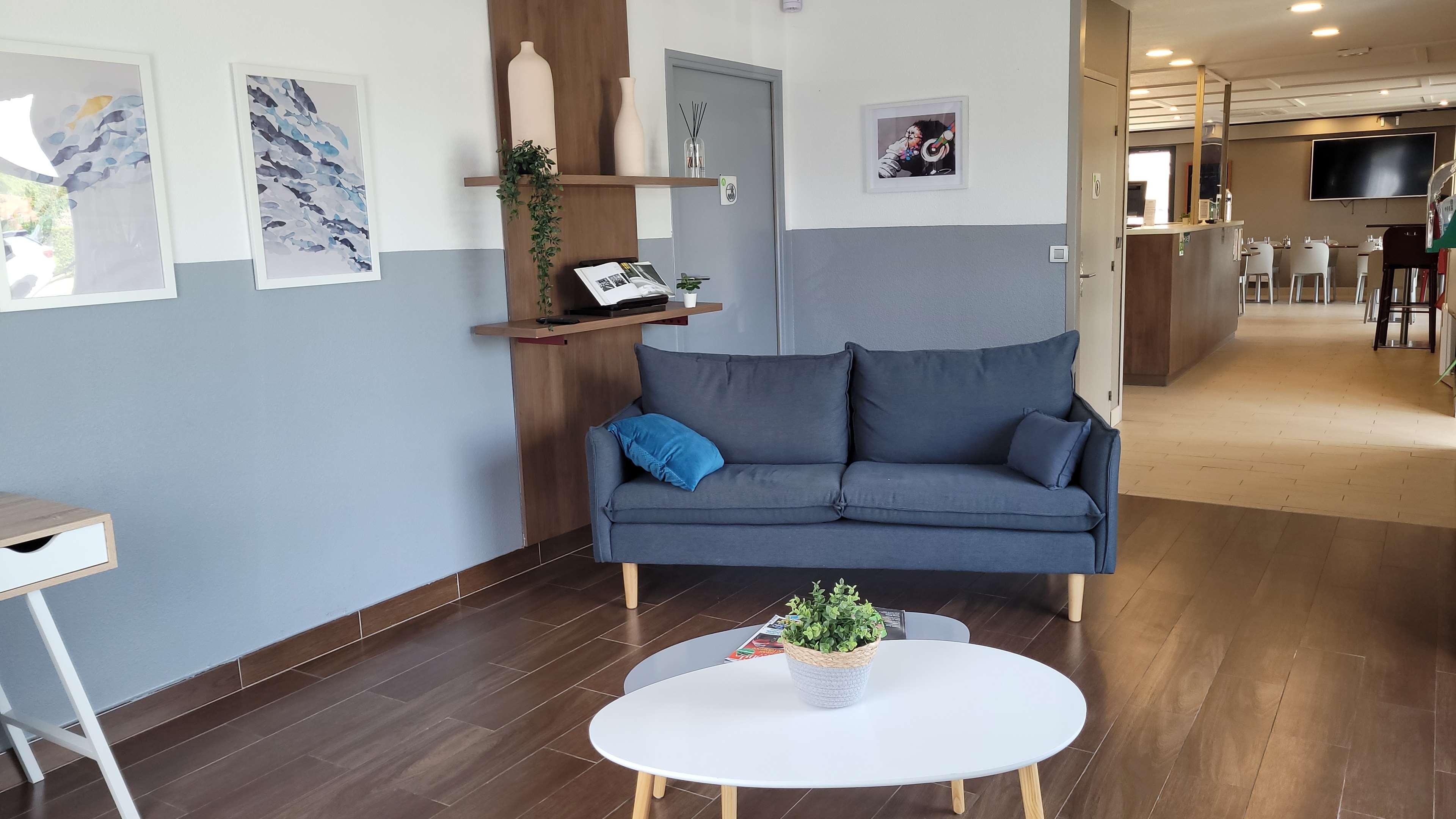 Vista Lobby Campanile Dreux