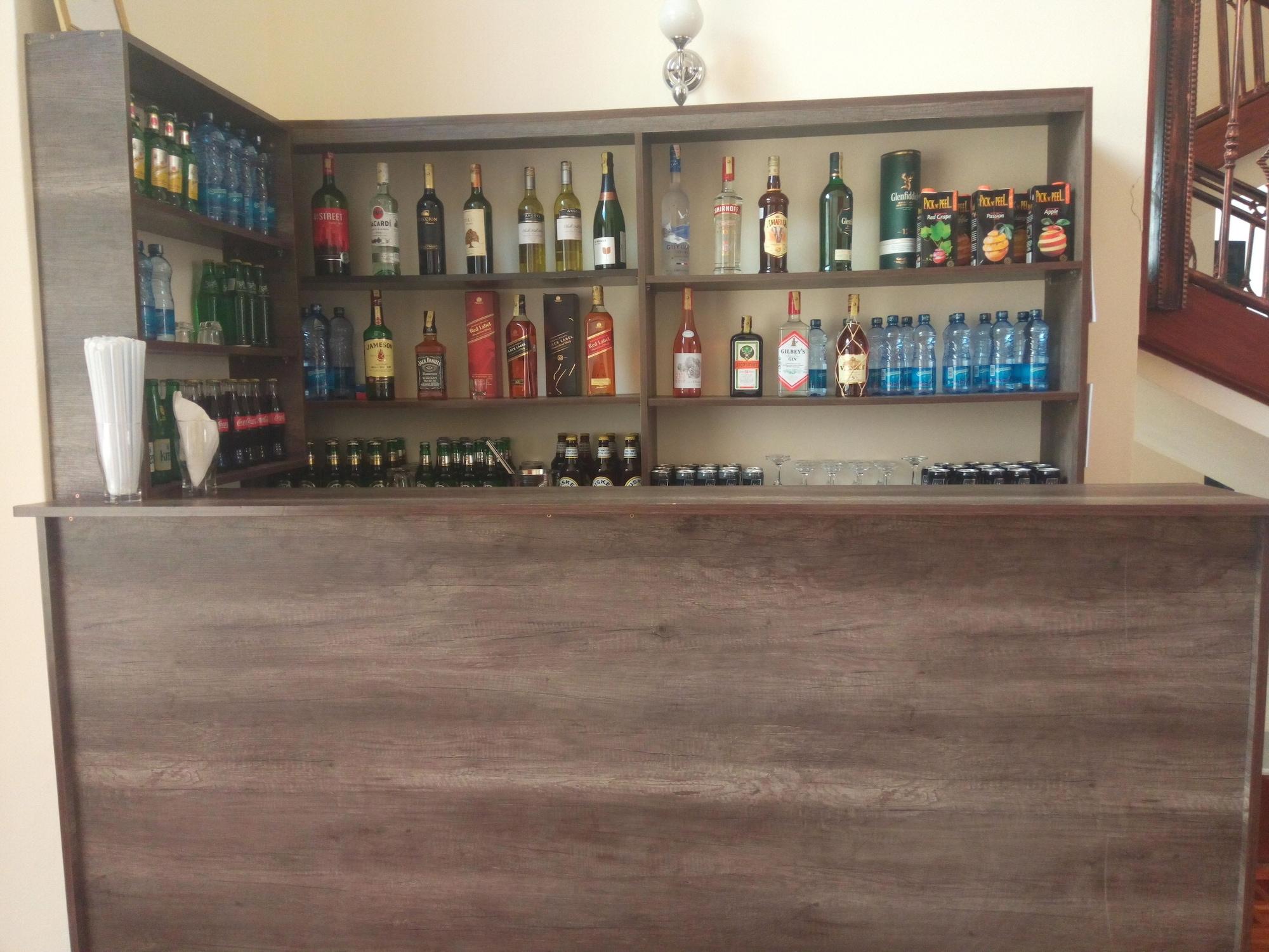 Bar/Salón Karen Crescent Hotel