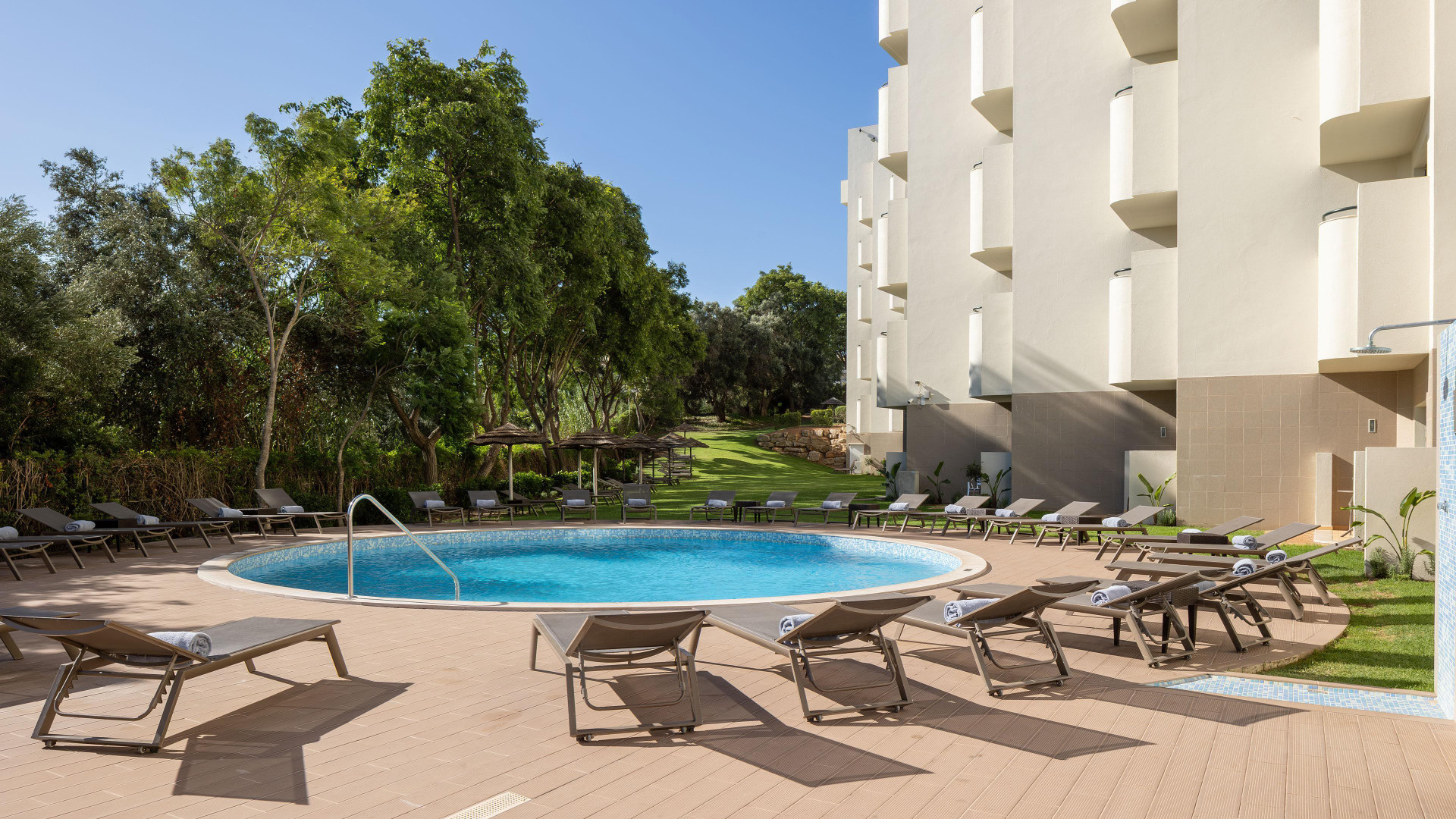 Vista Piscina Holiday Inn Algarve Albufeira by IHG
