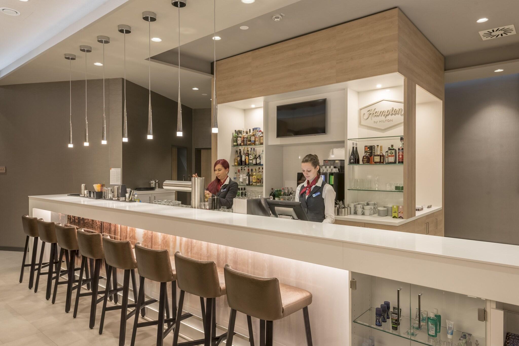 Bar/Salón Hampton by Hilton Freiburg