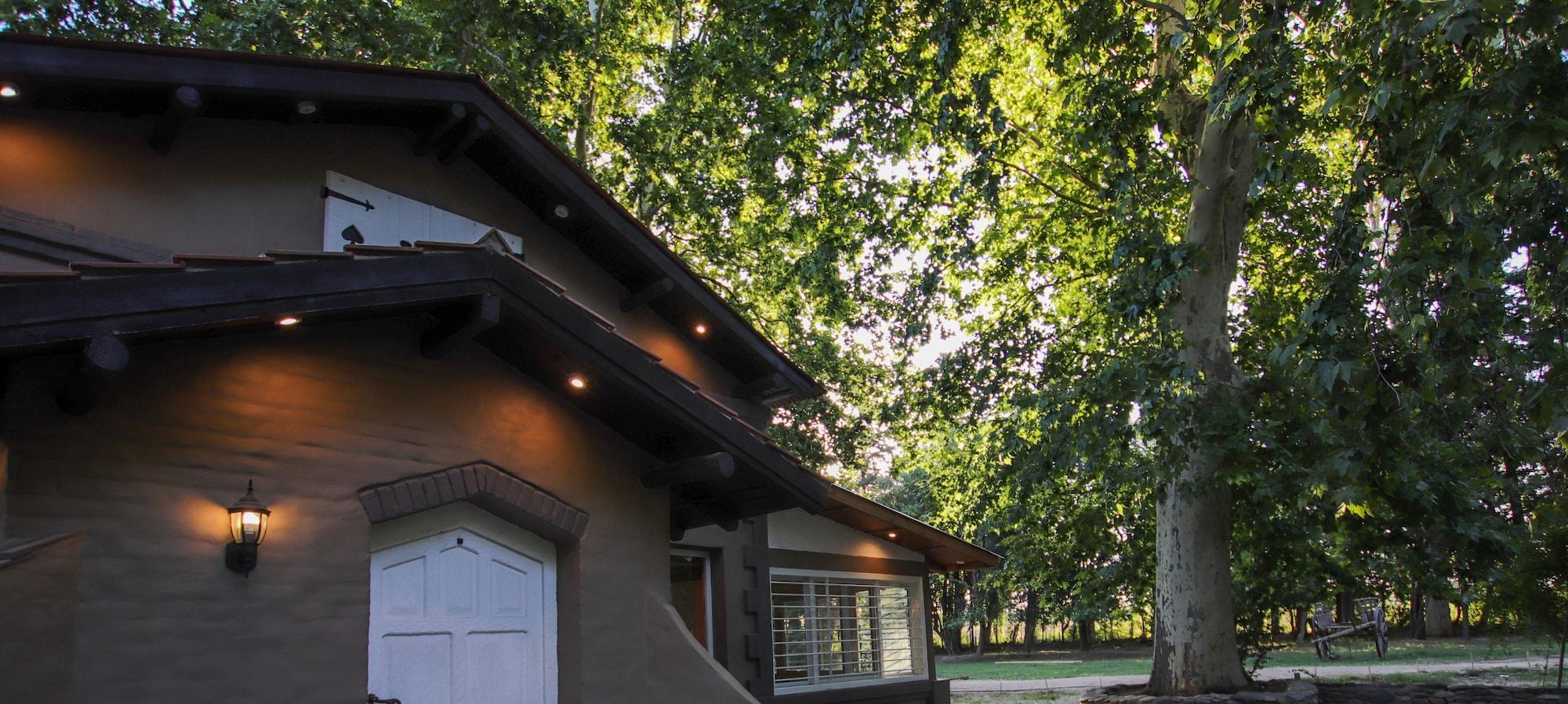 Vista Exterior Posada Los Cipreses