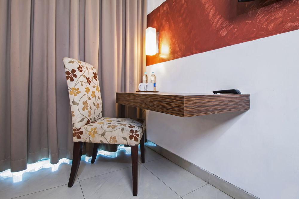 Set de Habitación RedDoorz Plus near RS Pertamina