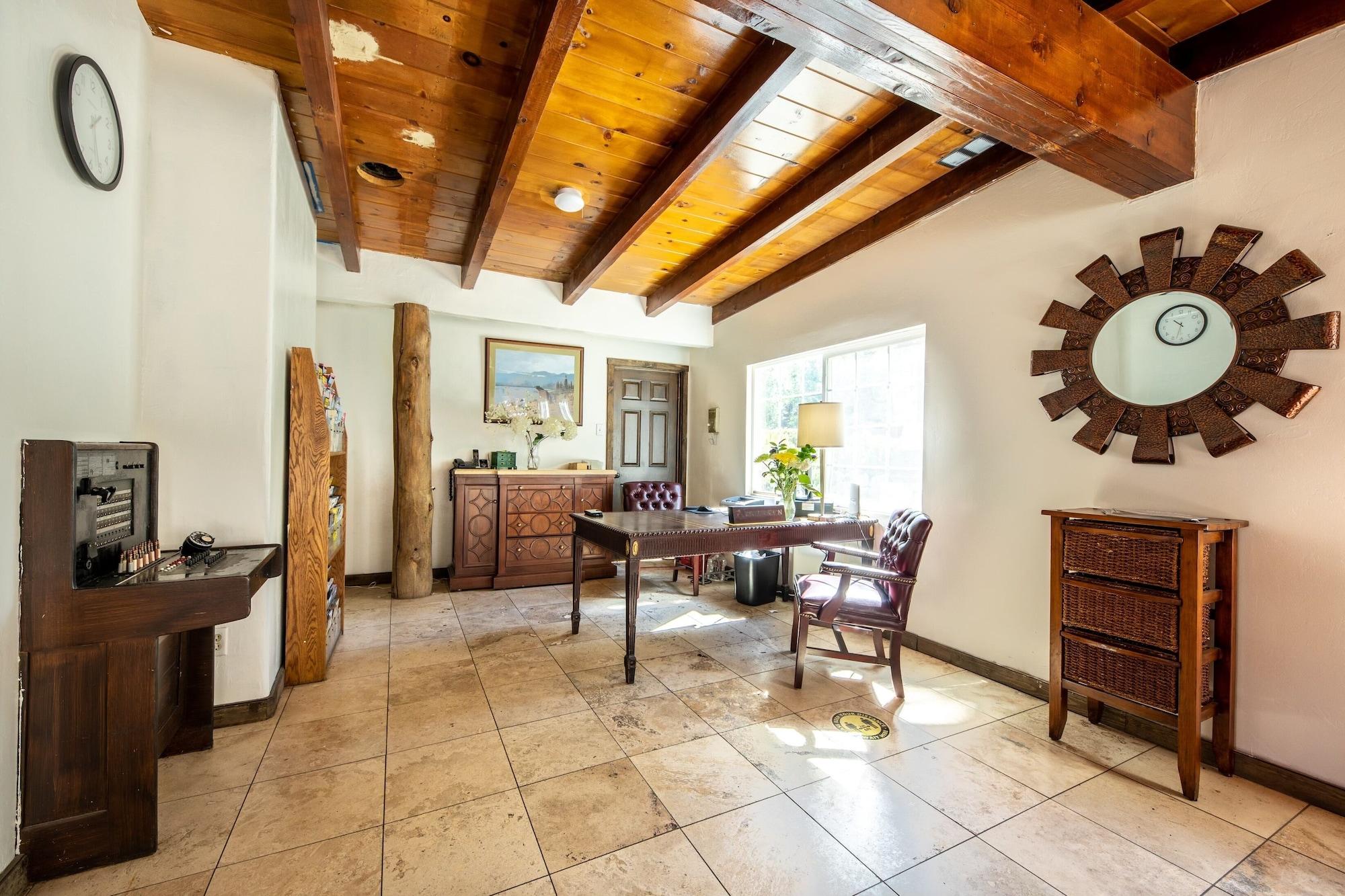 Varios Emerald Bay Lodge