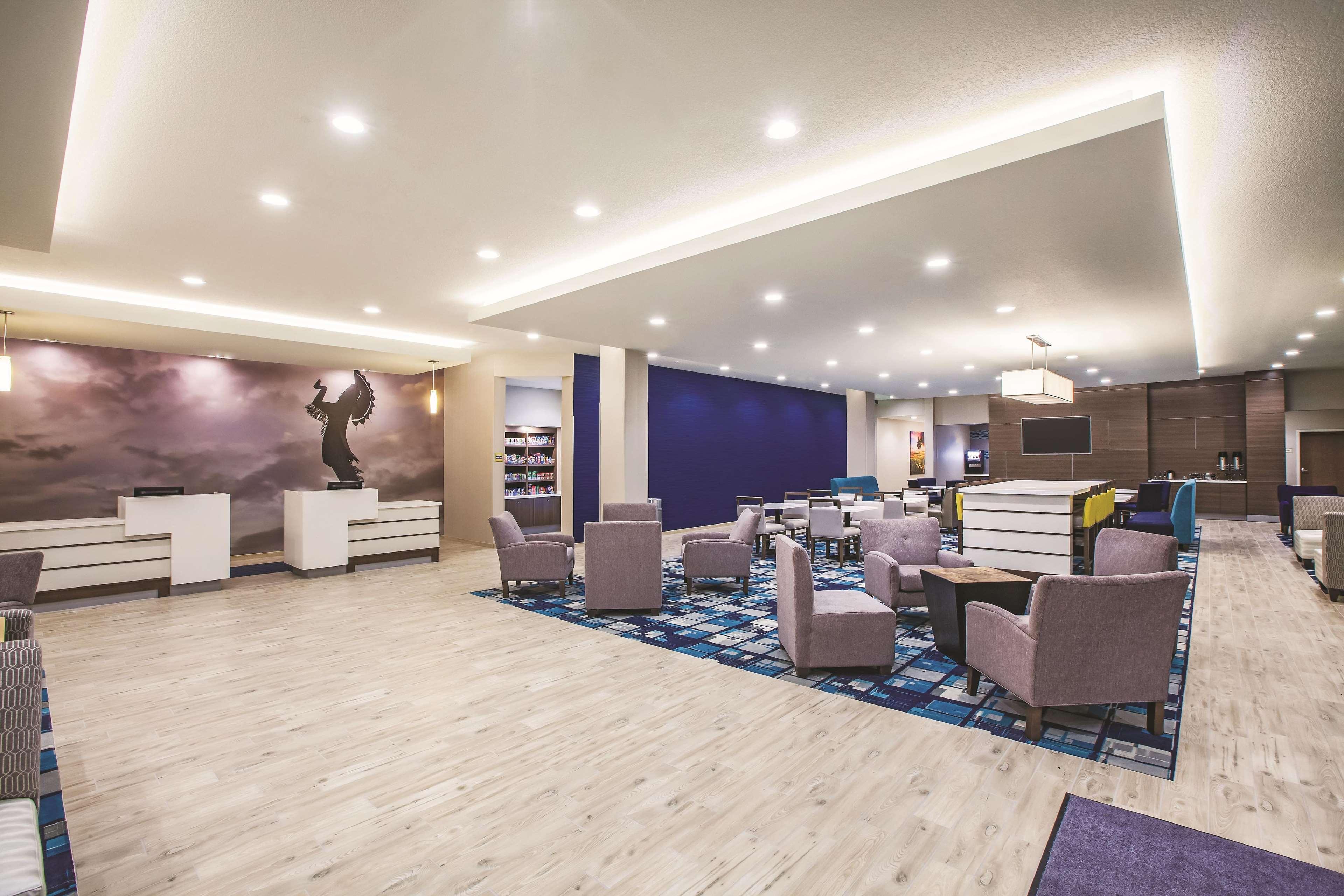 Vista Lobby La Quinta Inn & Suites by Wyndham Wichita Northeast