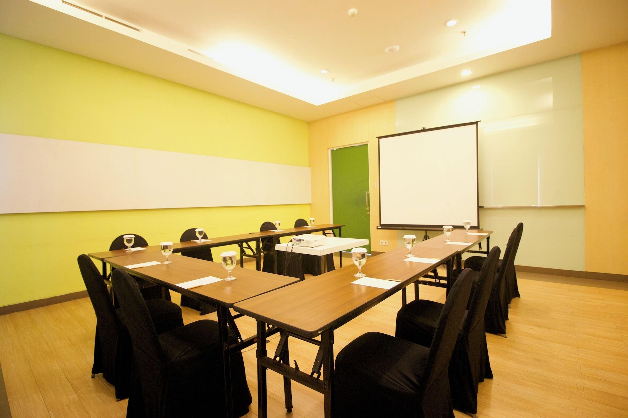 Sala de Reuniones Zest Jemursari by Swiss-Belhotel International