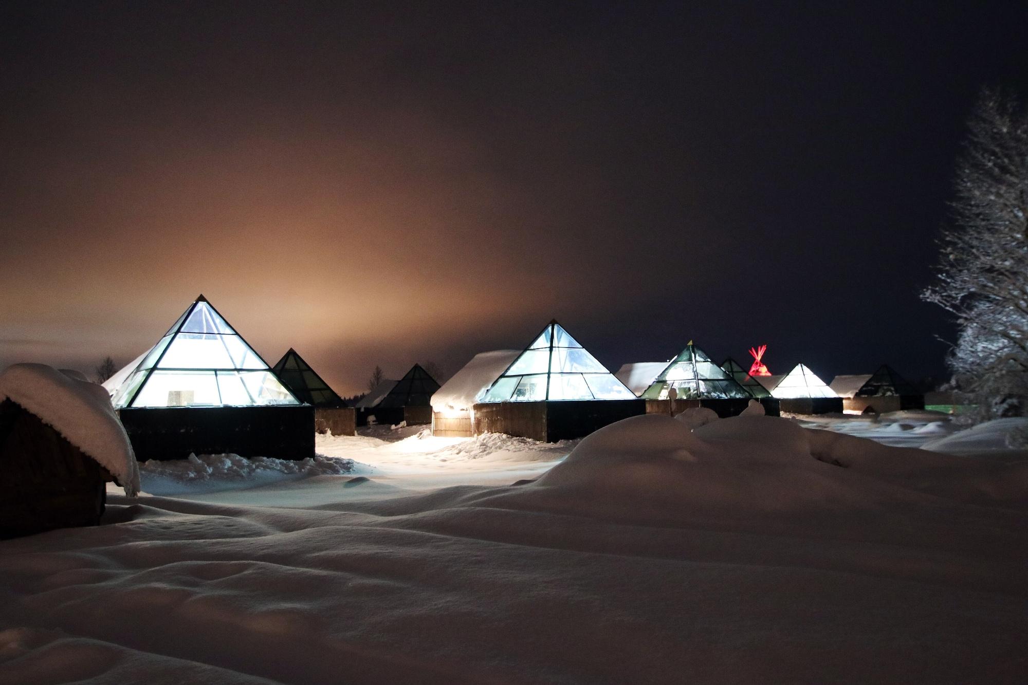 Varios Aurora Pyramid Glass Igloos