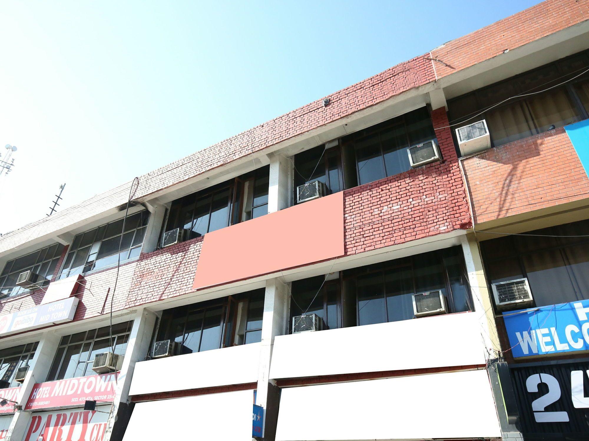 Vista Exterior OYO 11371 Hotel M&V