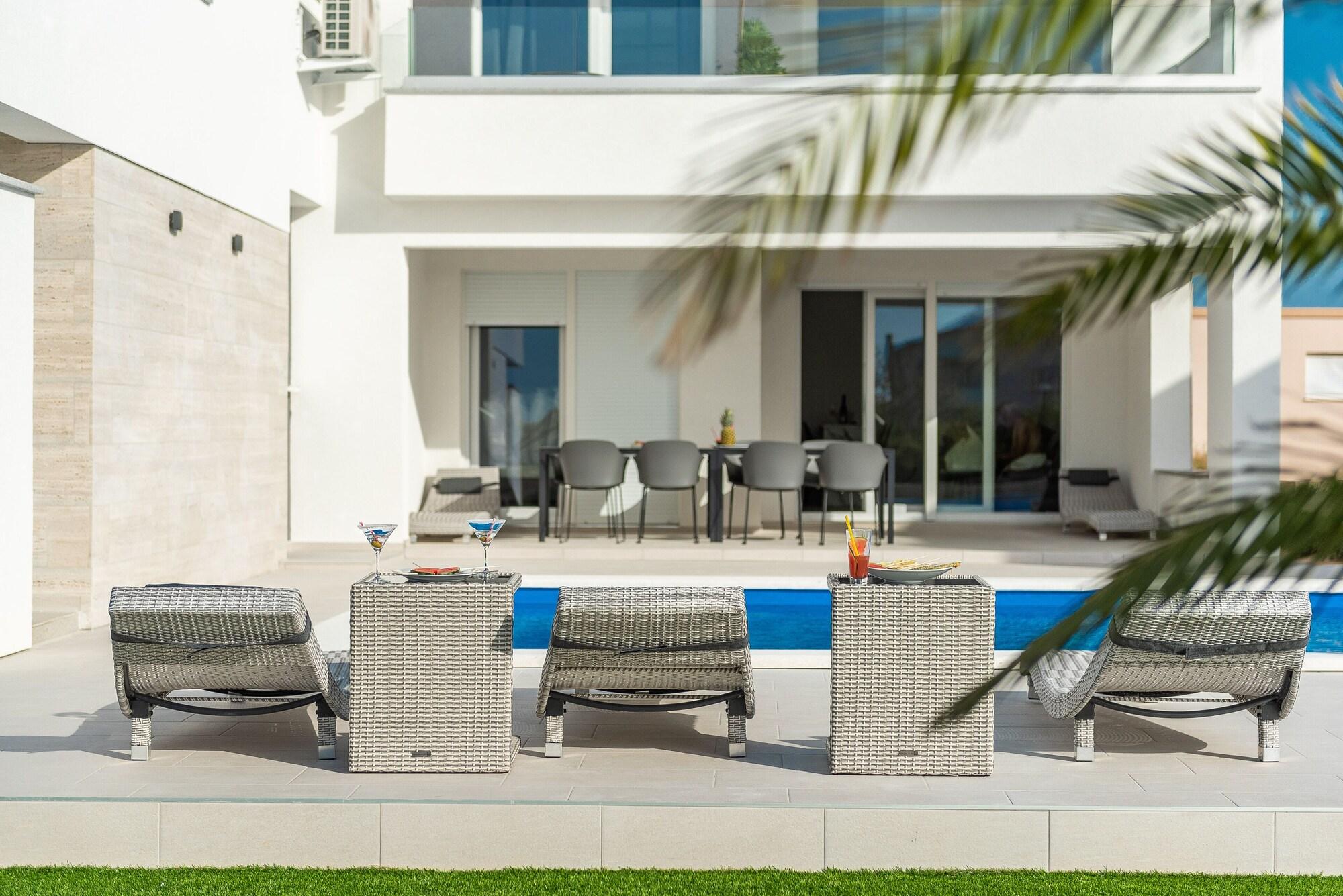 Vista Exterior Apartments & Rooms Pool Villas Maris
