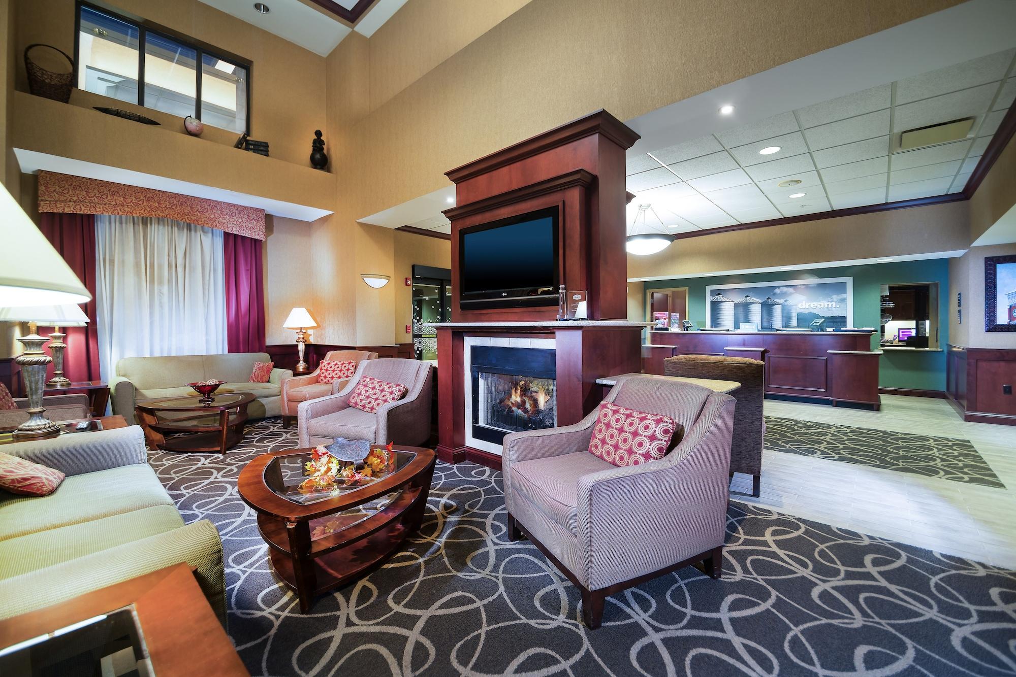 Vista Lobby Hampton Inn & Suites Greensburg