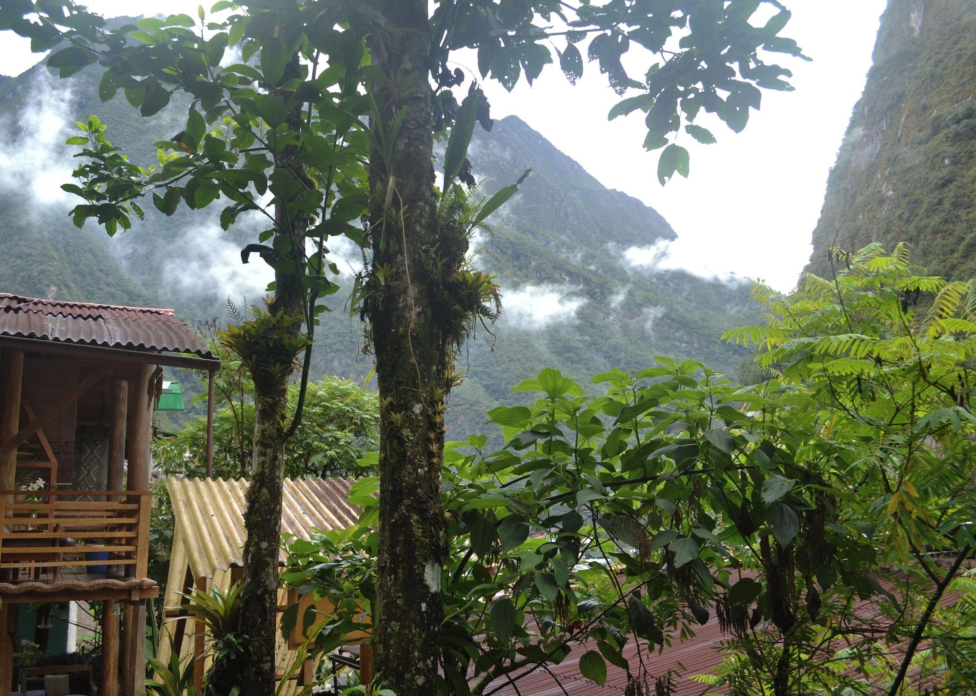 Varios tree house lodge