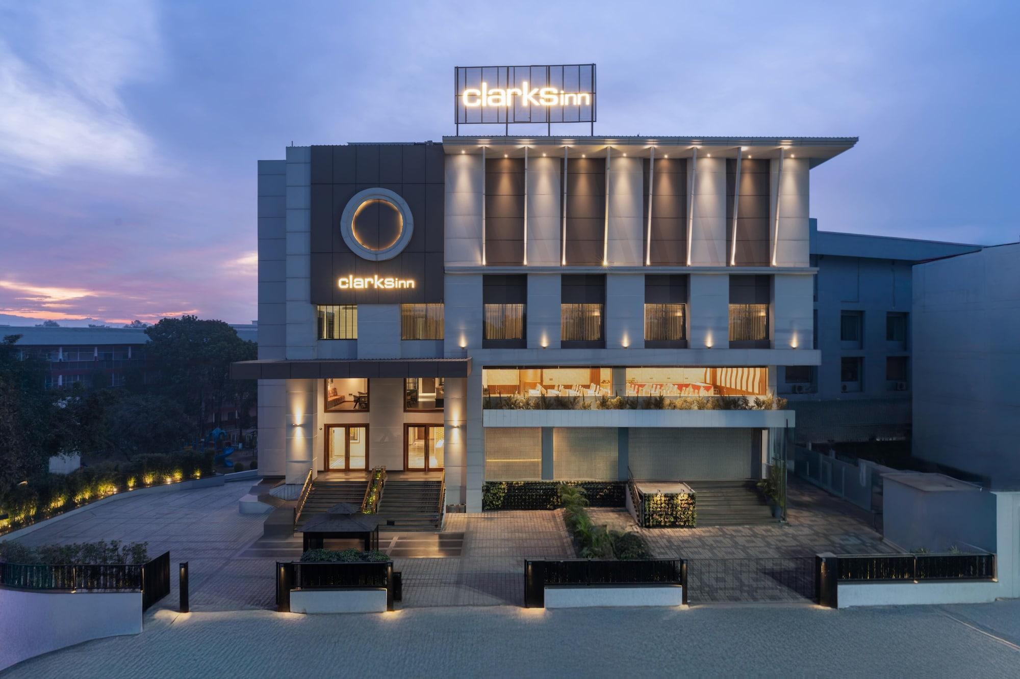 Varios Clarks Inn Dehradun