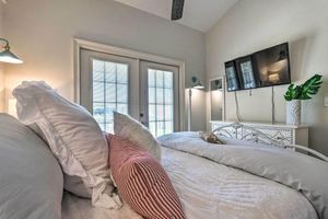 Alquiler Vacacional - Emerald Coast Escape: 2-Min Walk to Beach – No Streets to Cross + Beach Gear