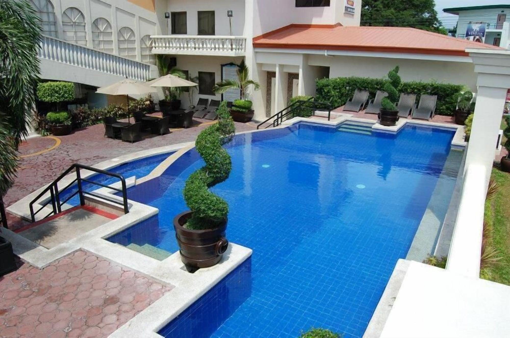 Vista Piscina Subic Bay Travelers Hotel & Event Center