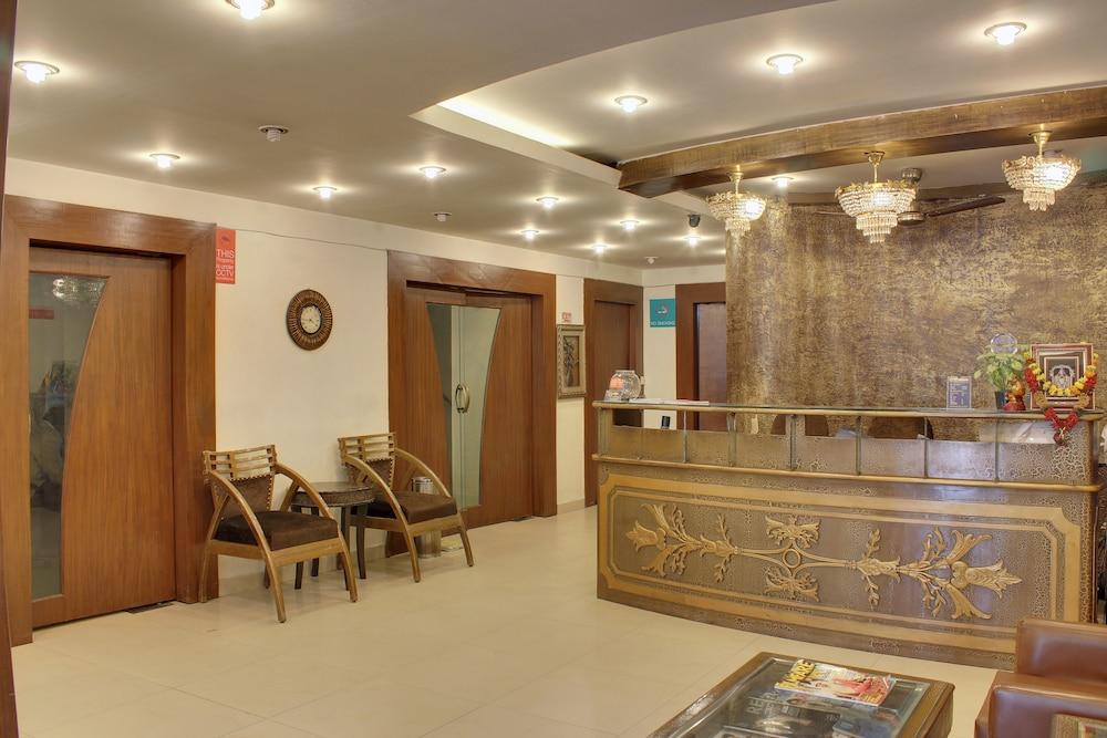 Vista Lobby OYO 358 Hotel Golden Leaf