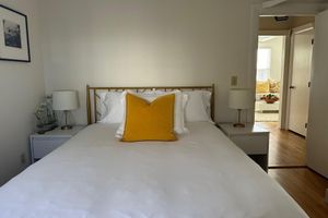 Alquiler Vacacional - Charming 1-bedroom apartment with deck in enchanting Newport with AC, WiFi