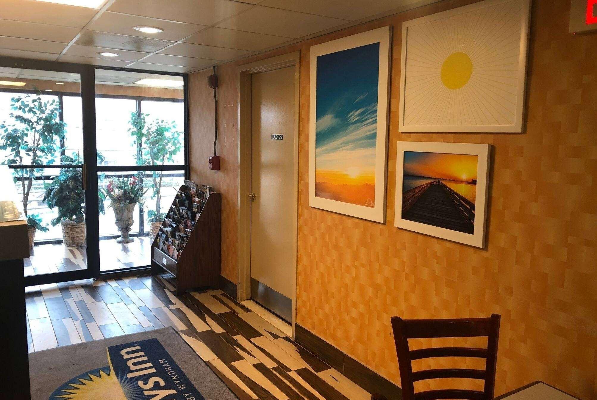 Vista Lobby Days Inn by Wyndham Jersey City / NYC Area