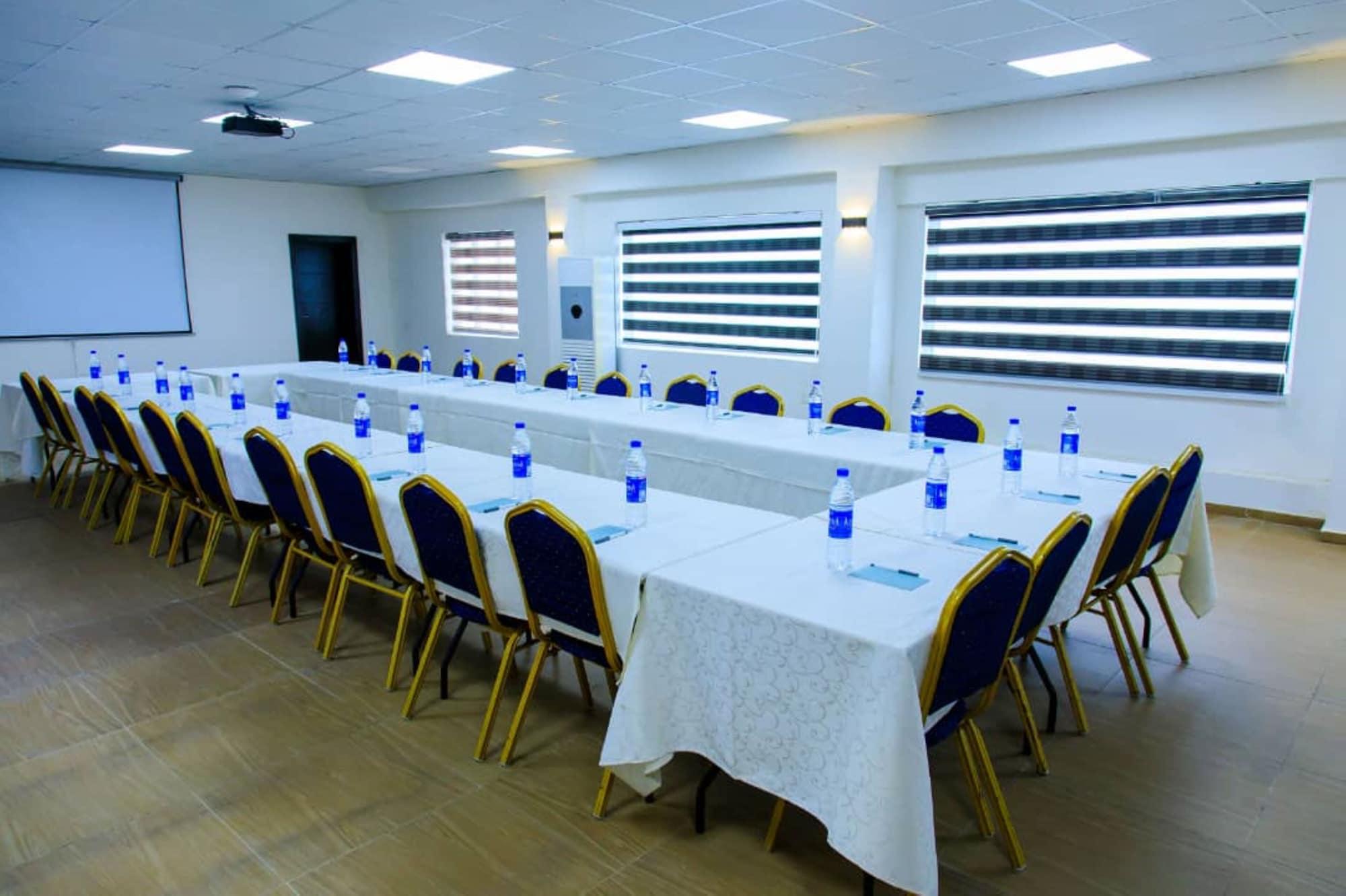 Sala de Reuniones Aries Suites