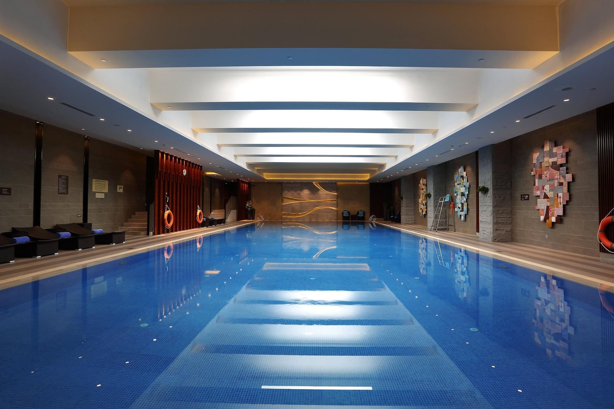 Vista Piscina HUALUXE Hotels & Resorts Yangjiang City Center by IHG