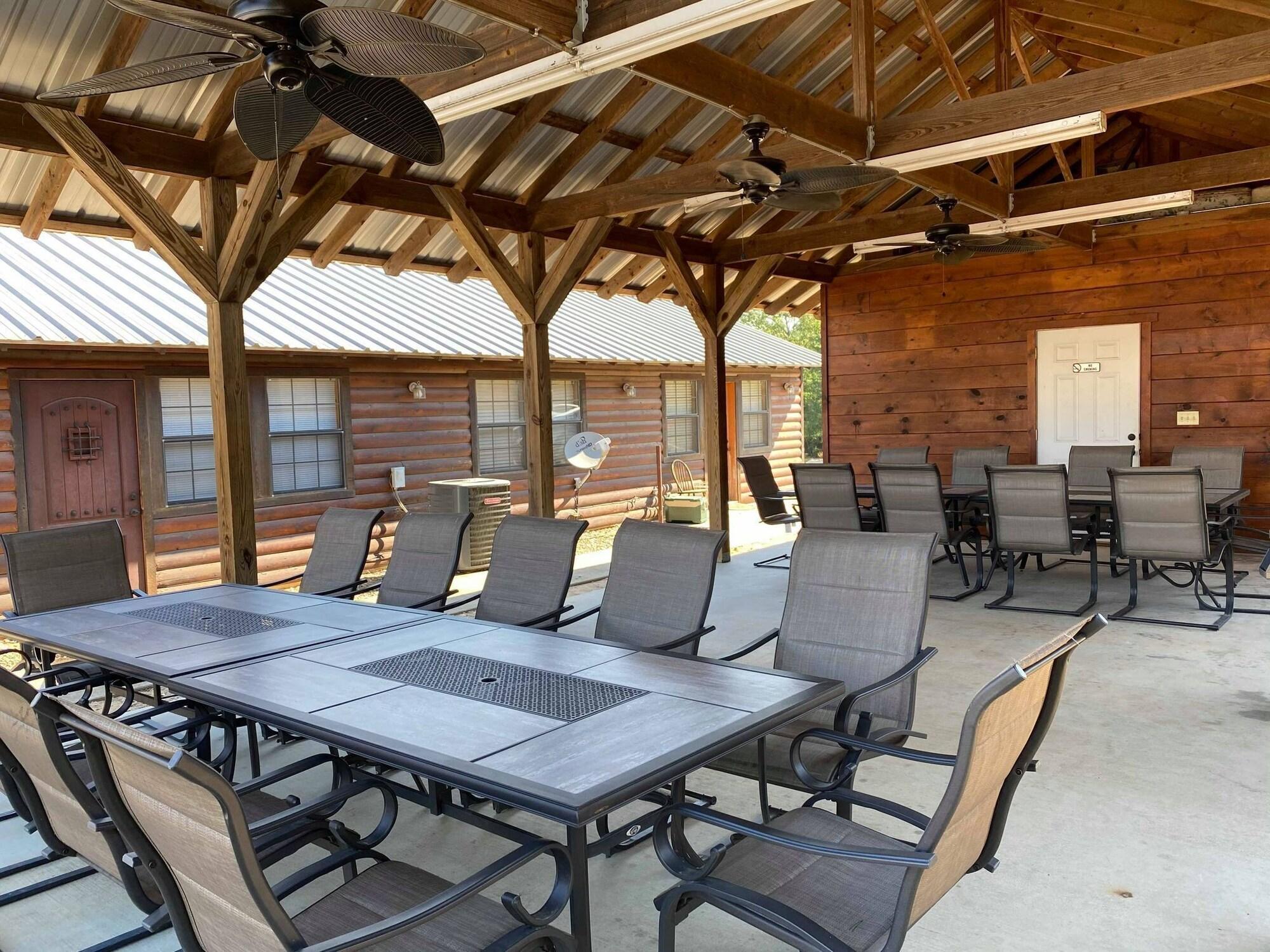 Varios Hochatown Country Lodge