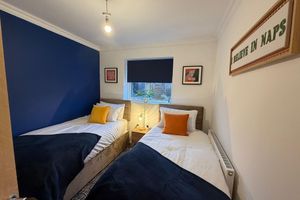 Alquiler Vacacional - Calm 2BR Bungalow w Garden, Parking & Fast Wi-Fi