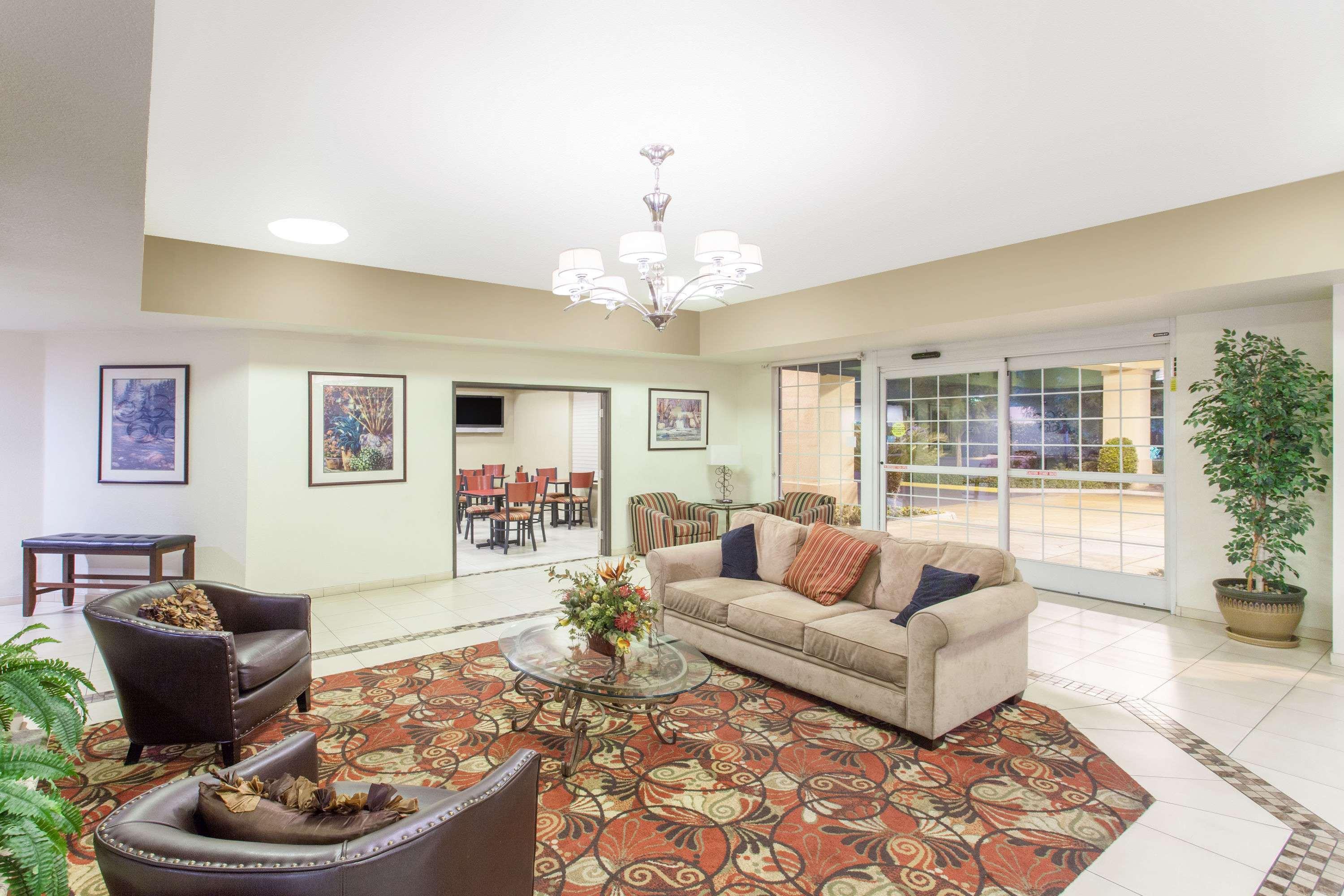 Vista Lobby Ramada by Wyndham Fresno Northwest