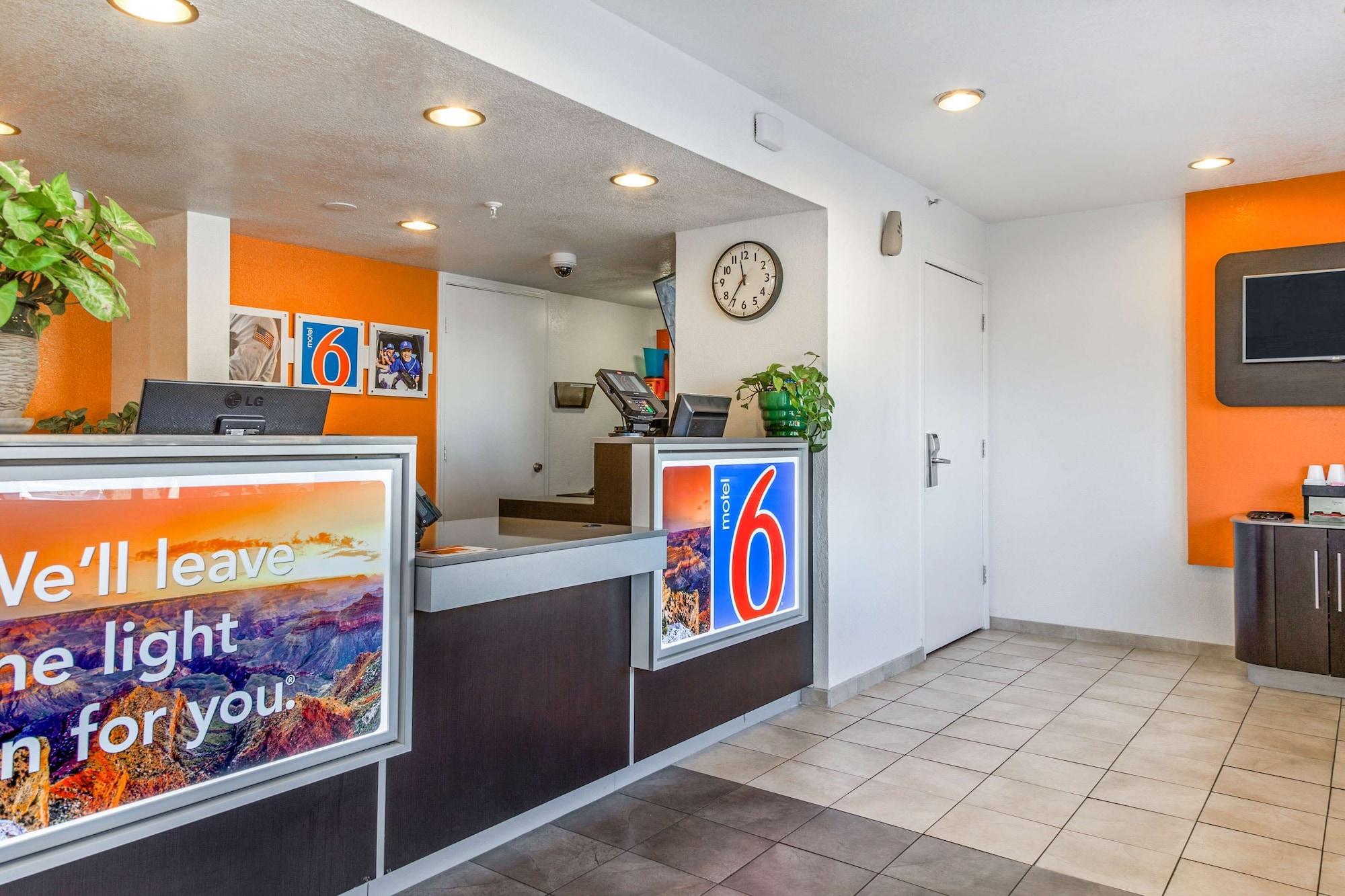 Vista Lobby Motel 6 Phoenix, AZ - West