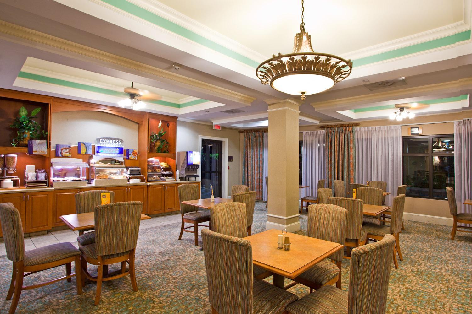 Restaurant Holiday Inn Express Hotel & Suites Tampa-Anderson Rd/Veteran
