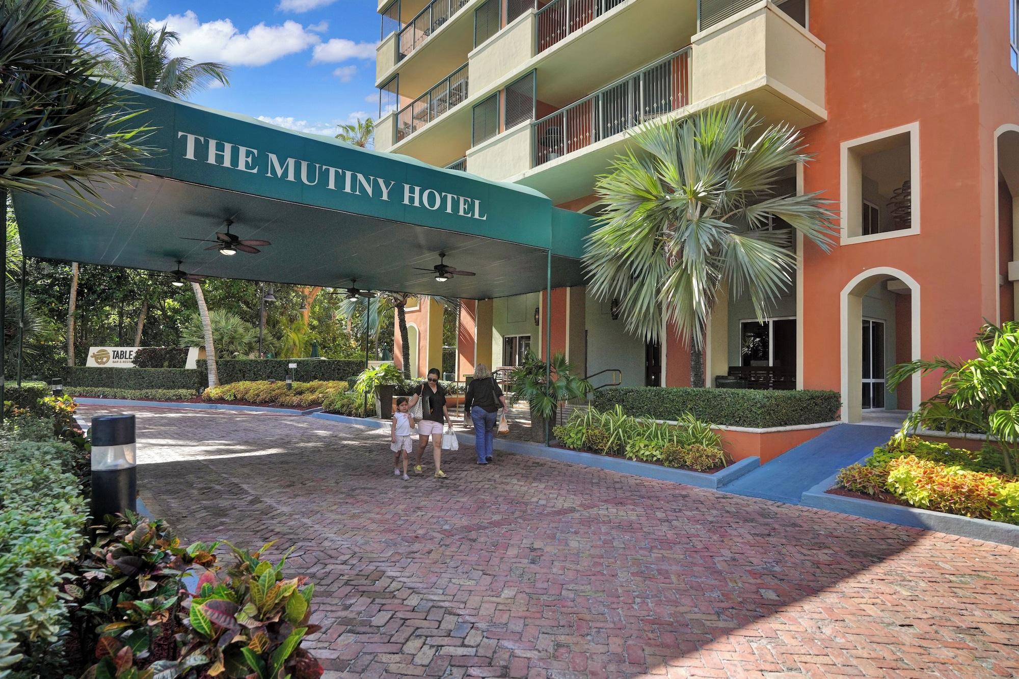 Vista Exterior 1 Bedroom Steps to Marina and CocoWalk