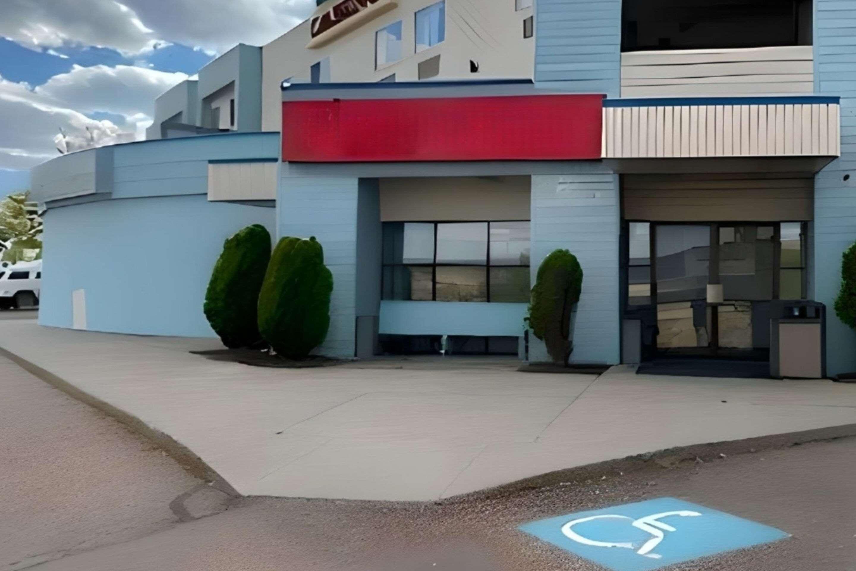 Varios Econo Lodge Inn & Suites