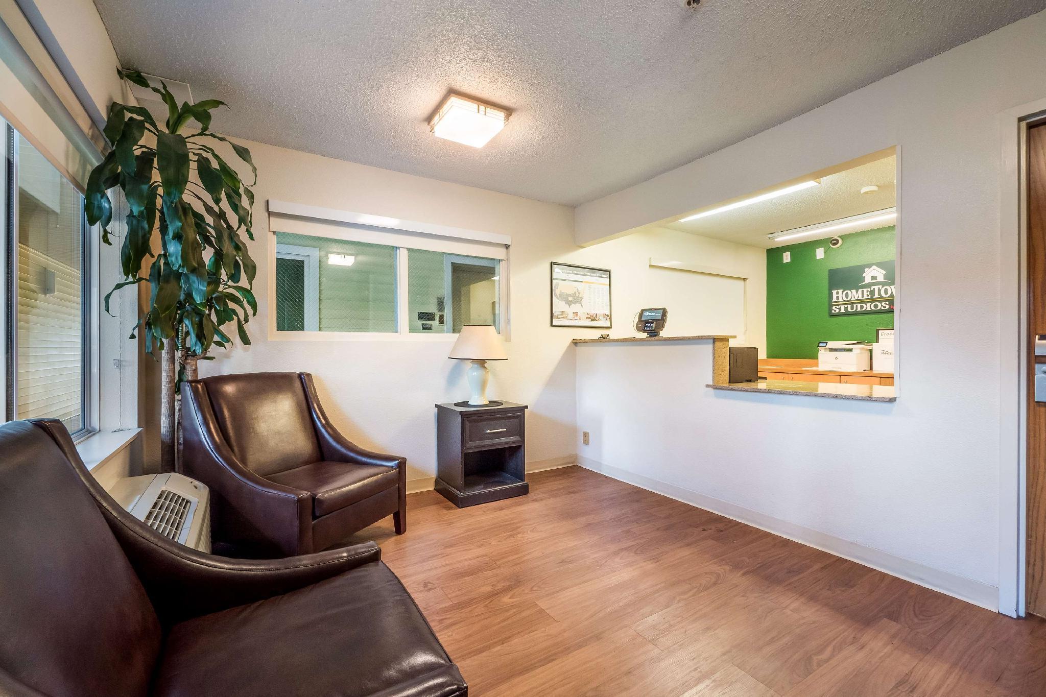 Vista Lobby HomeTowne Studios by Red Roof Orlando - UCF Area