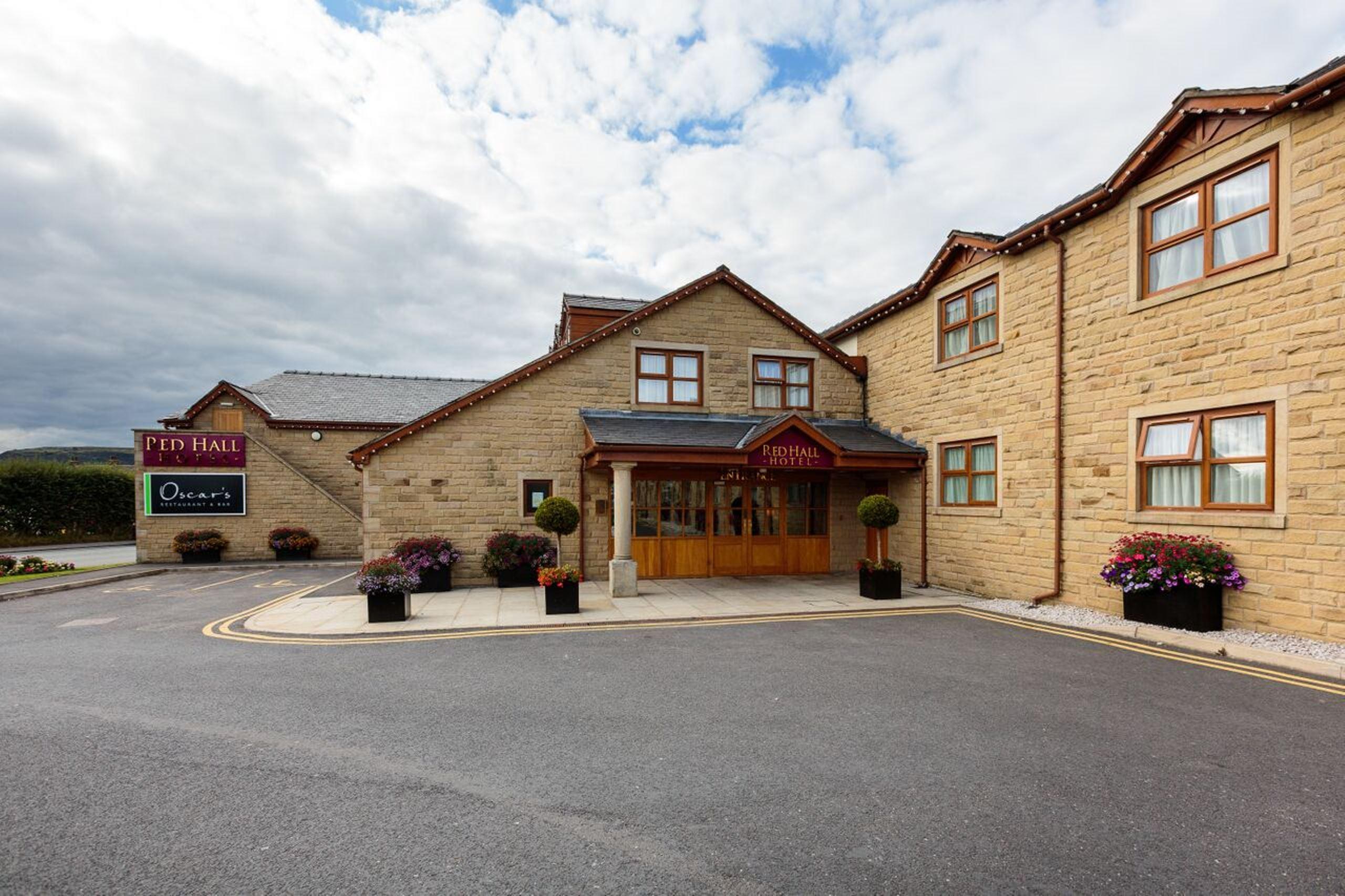 Vista Exterior Red Hall