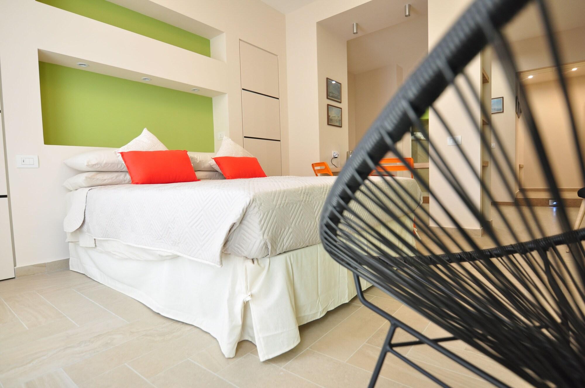 Varios Delco Naples