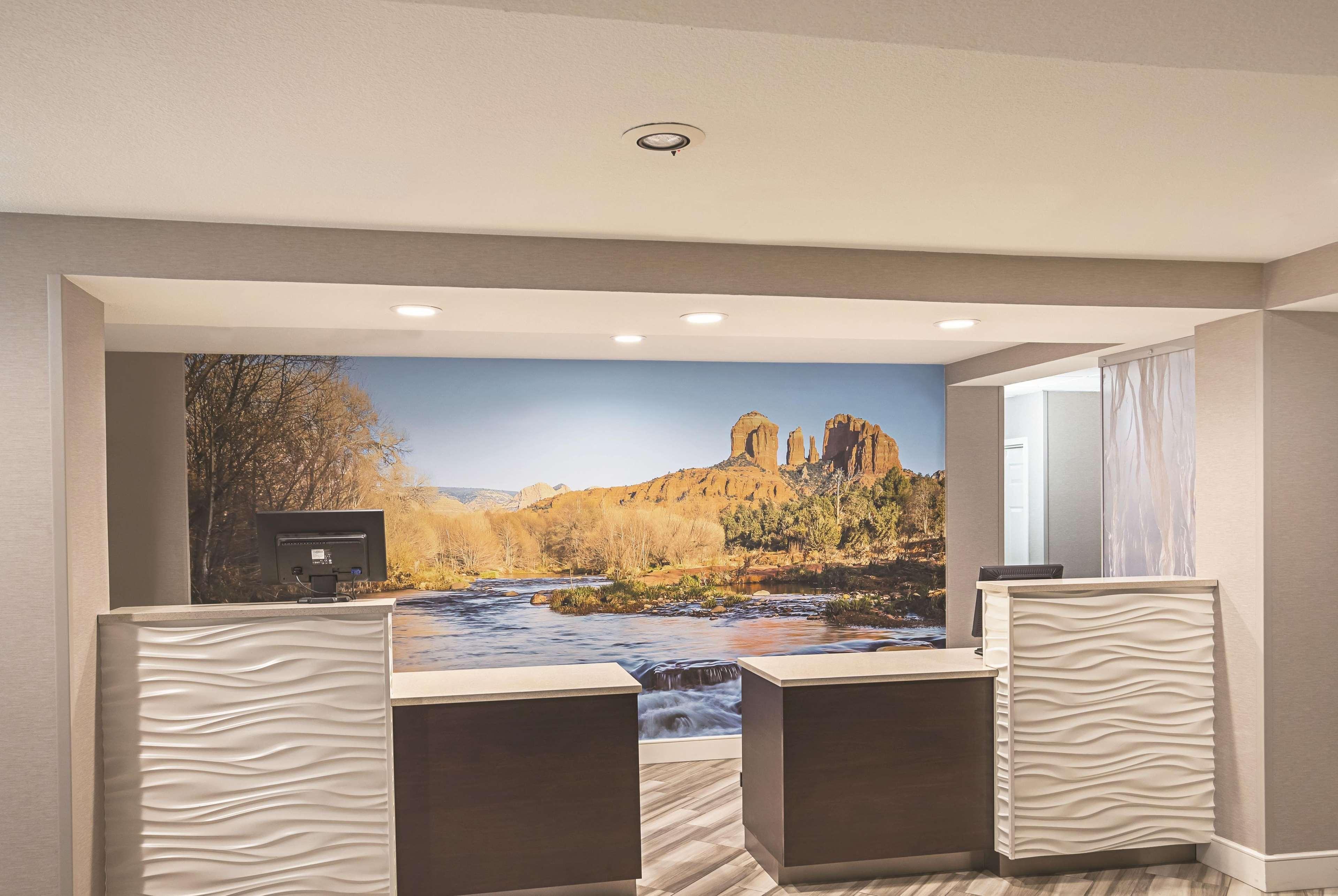 Vista Lobby La Quinta Inn & Suites by Wyndham Flagstaff