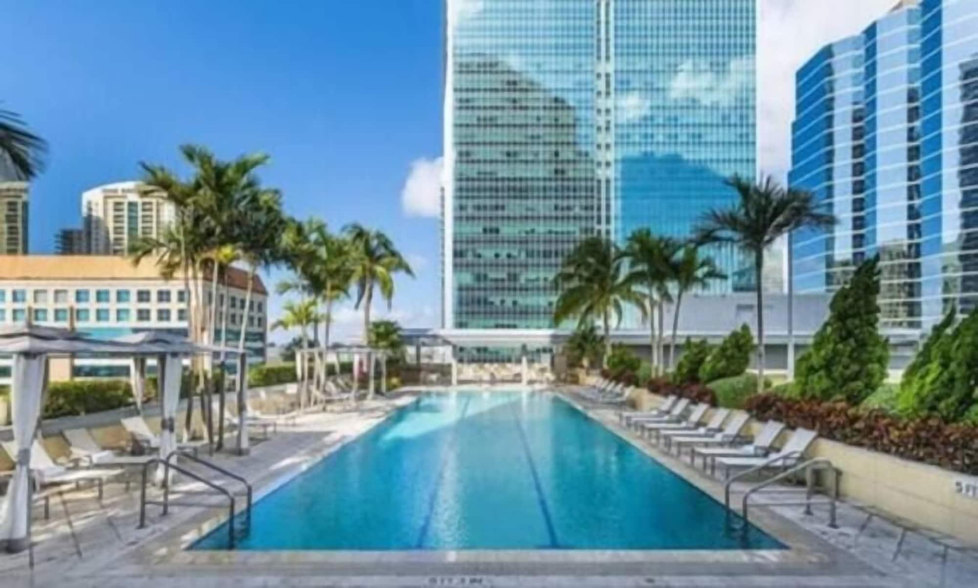 Vista Exterior AKA Brickell