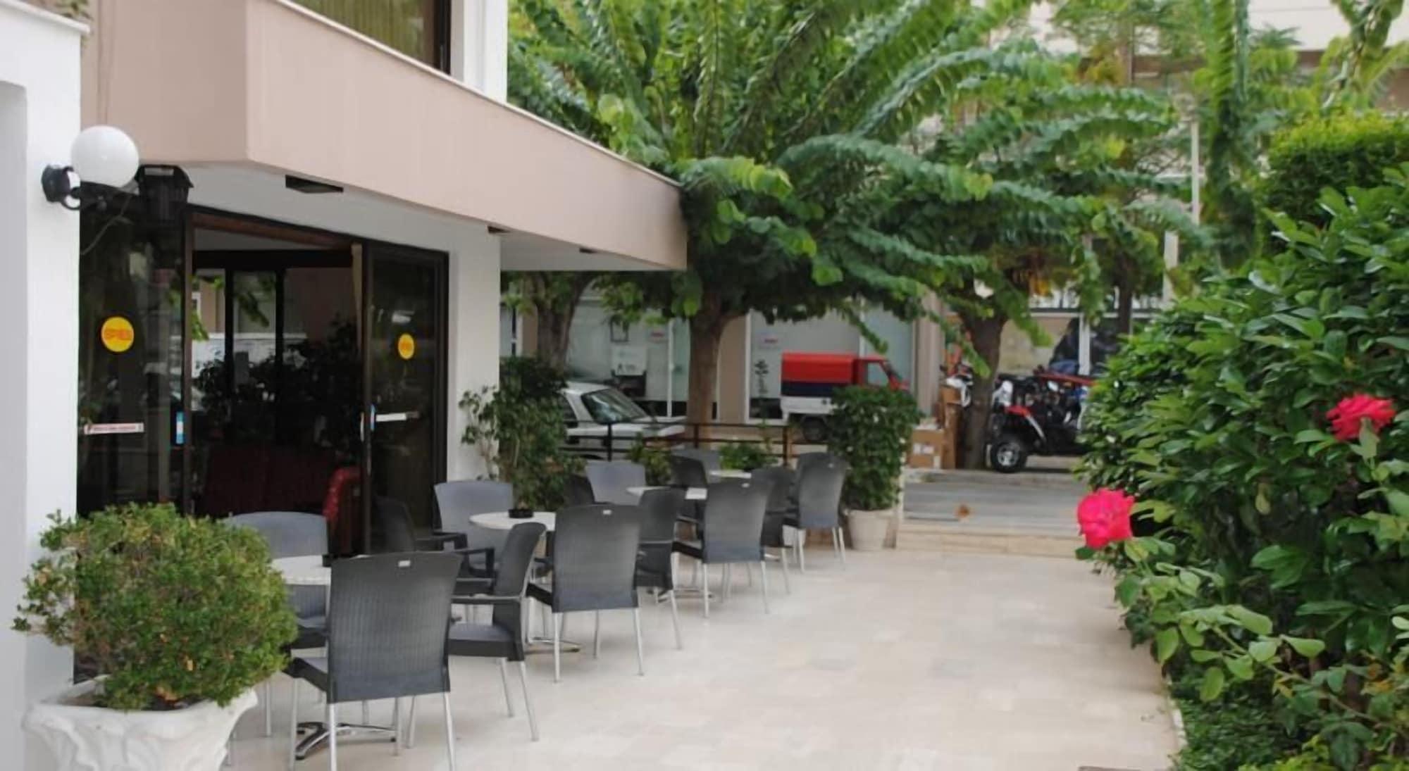 Bar/Salón Hotel Yiorgos