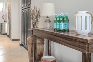 Alquiler Vacacional - Elegant Oceanview Condo with Spacious Open-Concept Floor Plan and Inviting Beach Design