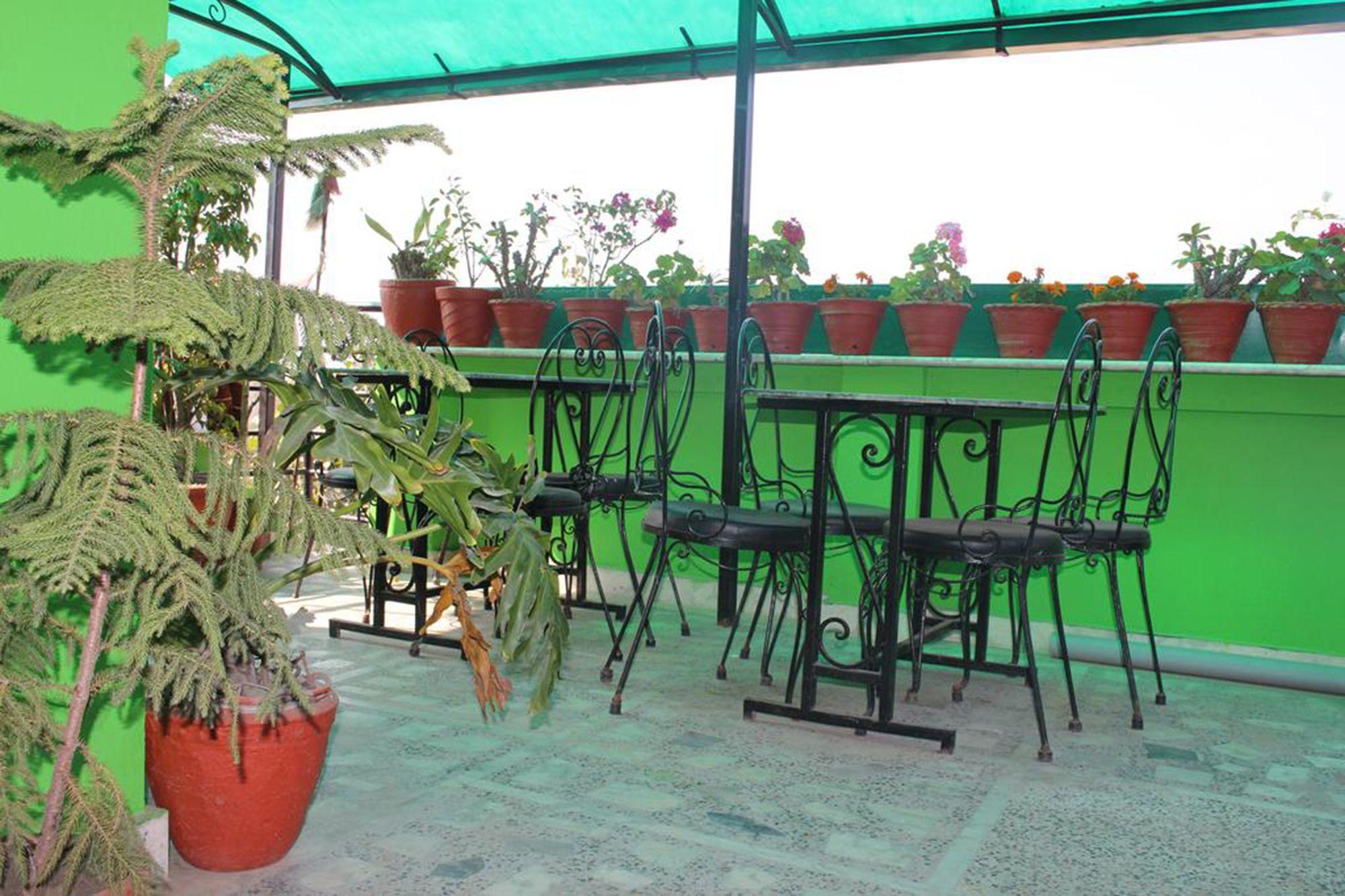 Restaurant Simrika Homes Bed and Breakfast