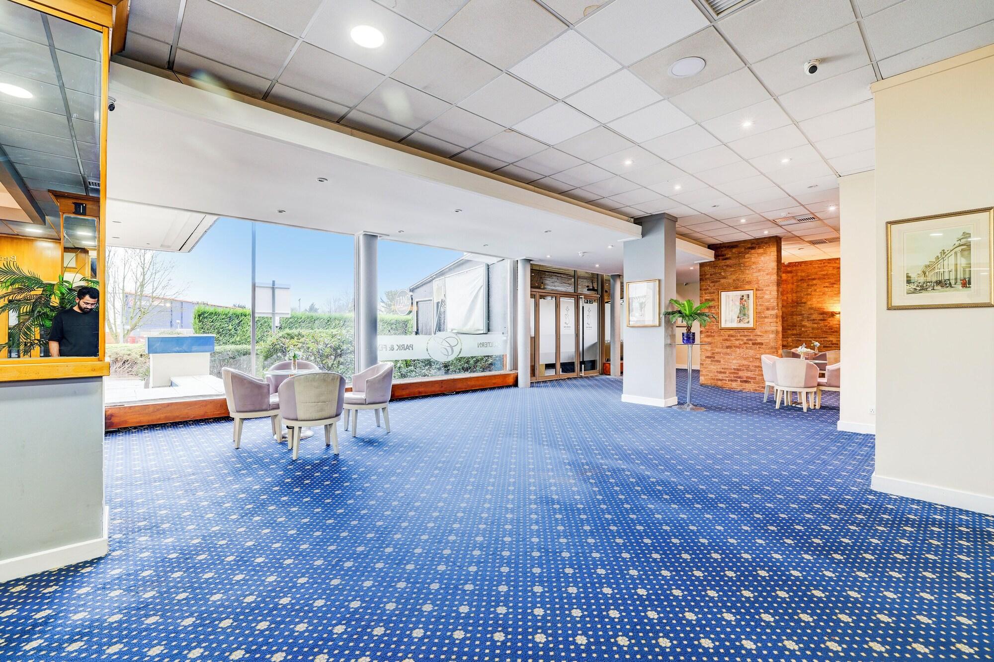 Vista Lobby OYO The Chiltern Hotel