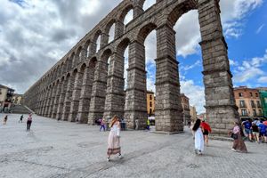 Passeio - Visita guiada em espanhol a Toledo e Segóvia com ingressos e almoço incluídos.