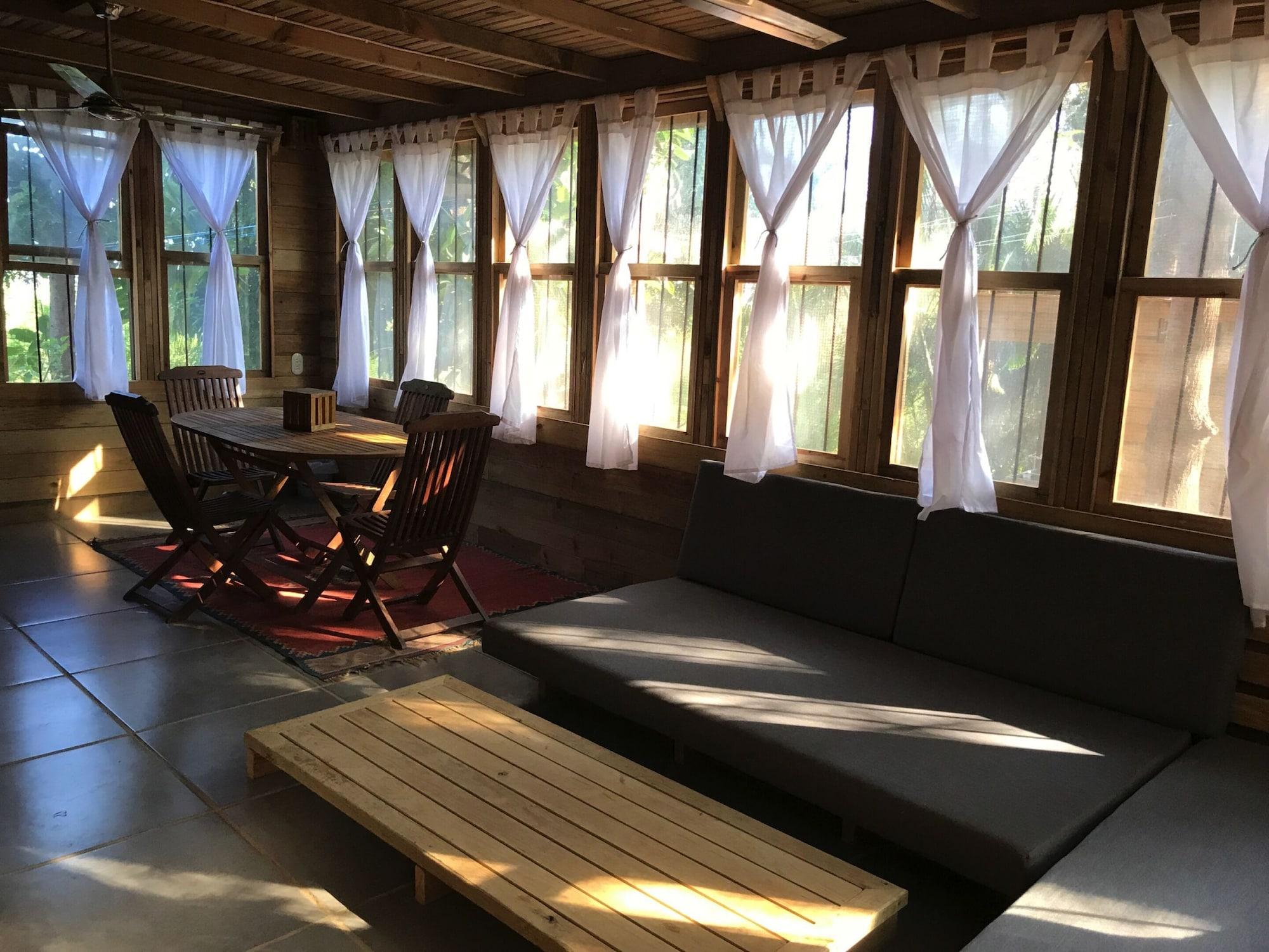 Vista Lobby Roatan Bed & Breakfast Apartments