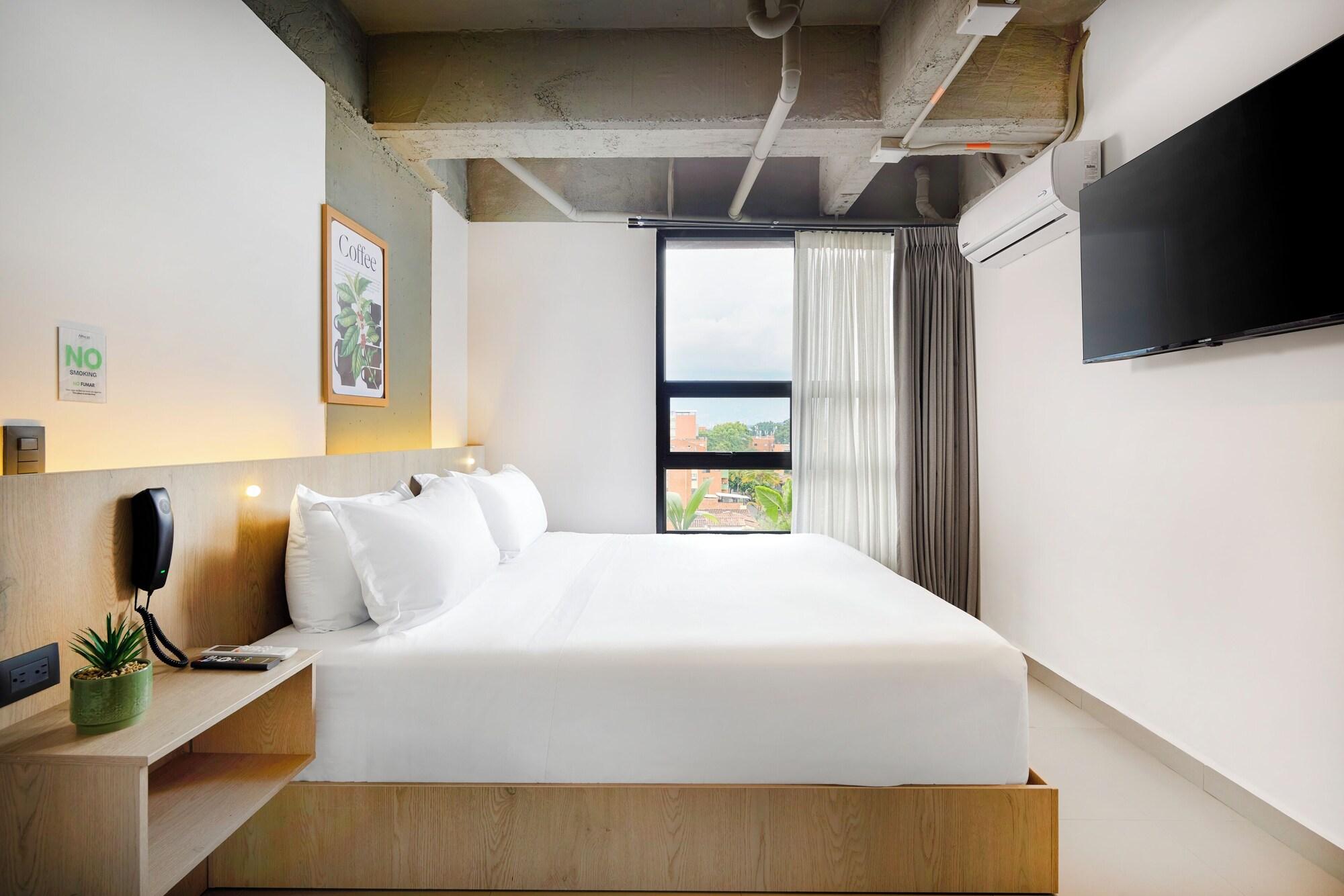 Varios Hotel Attic 33