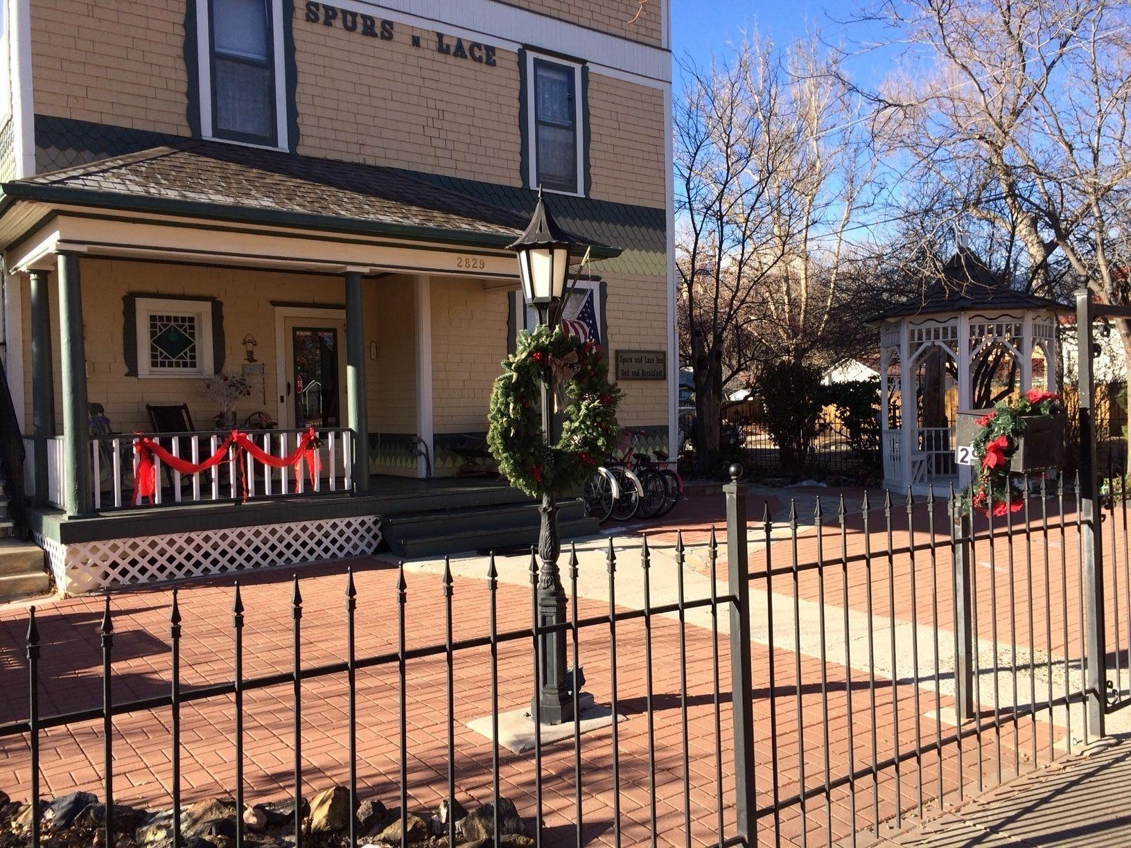 Vista Exterior Spurs n Lace Bed & Breakfast Inn