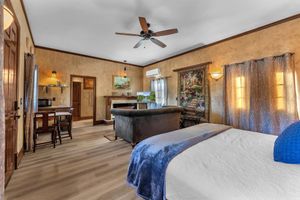 Alquiler Vacacional - Sangiovese: Pet-friendly, Hot-tub, 10-min to Downtown!