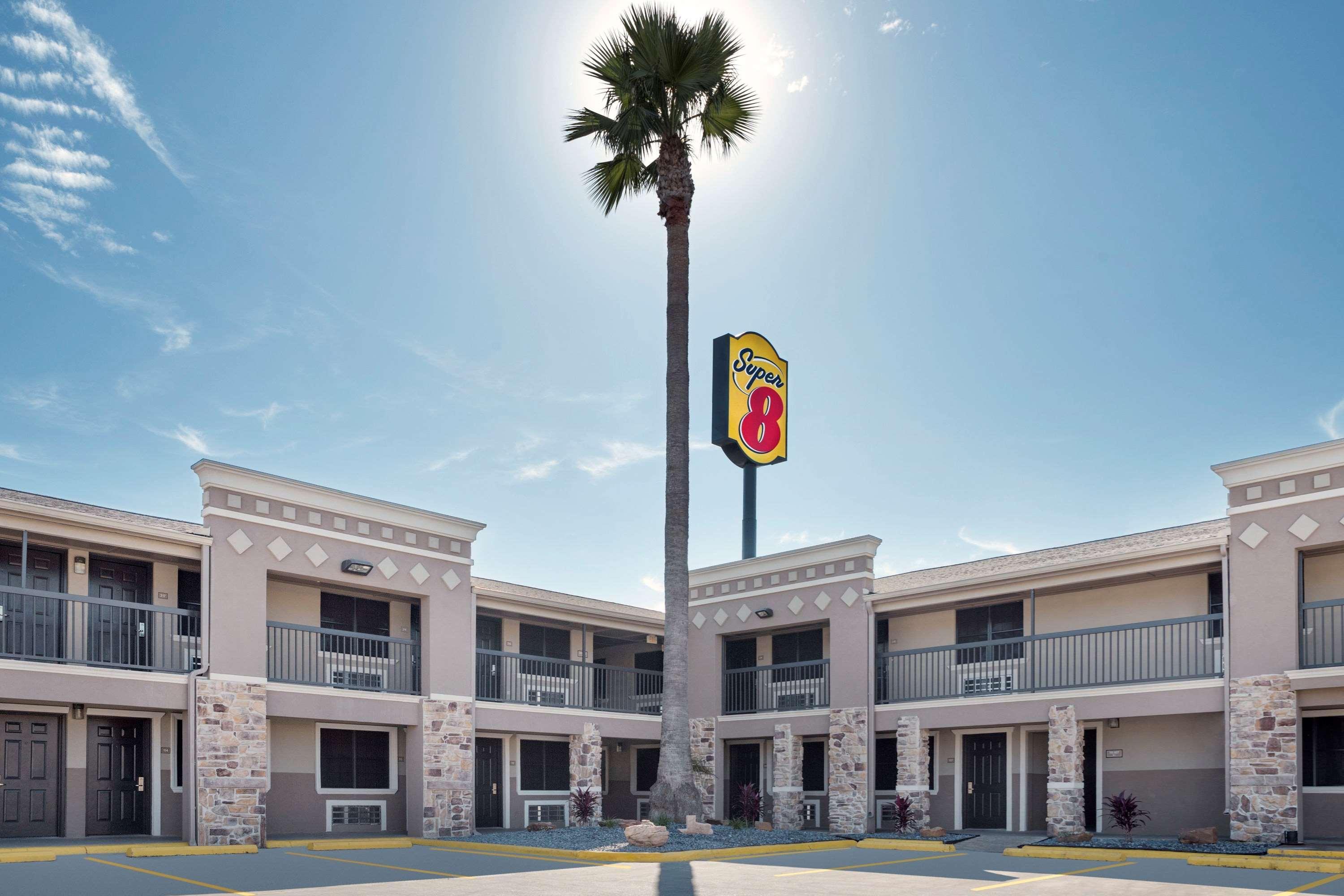 Vista Exterior Super 8 by Wyndham McAllen/Downtown