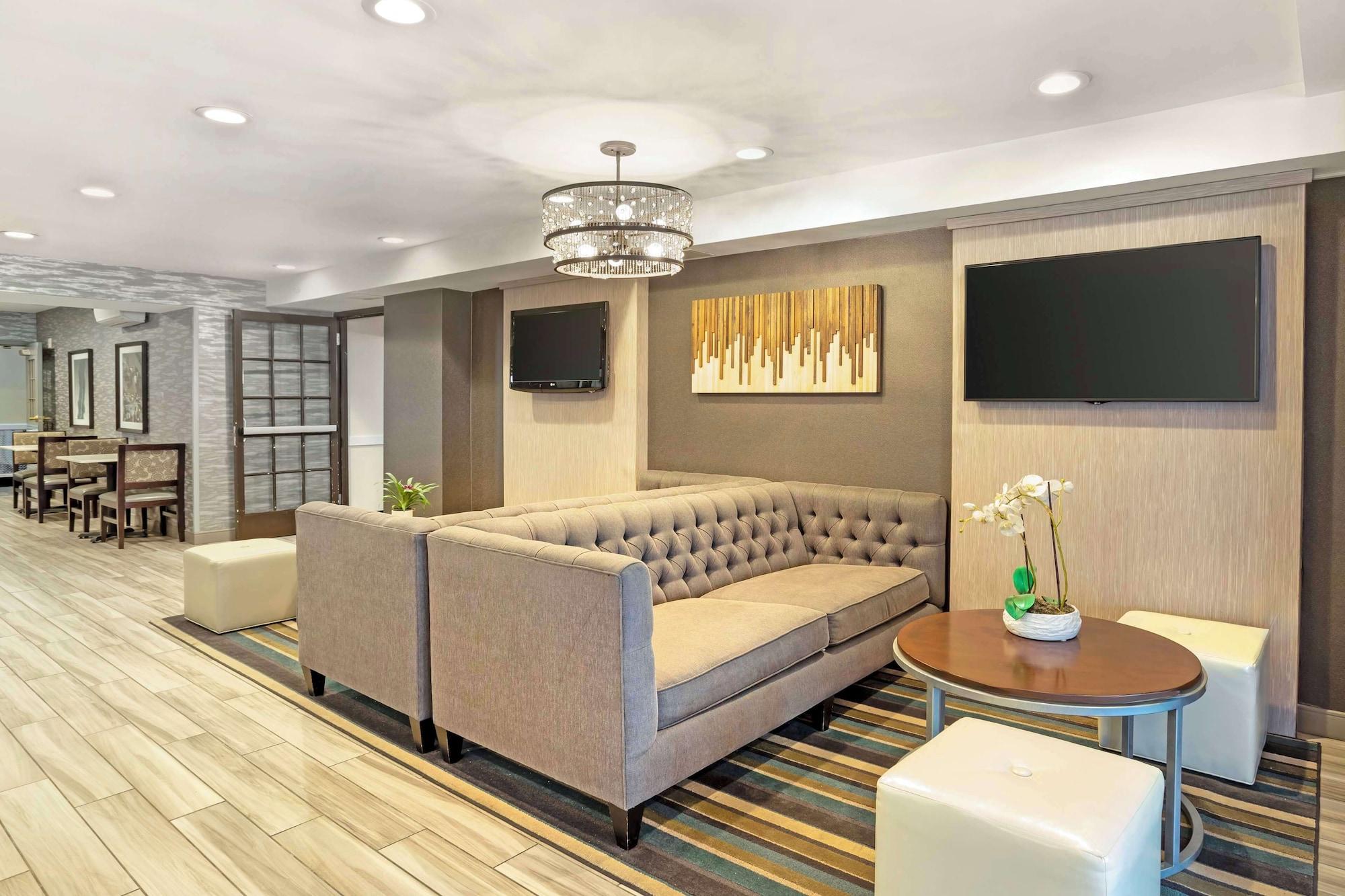 Vista Lobby Best Western Plus Fairfield Hotel