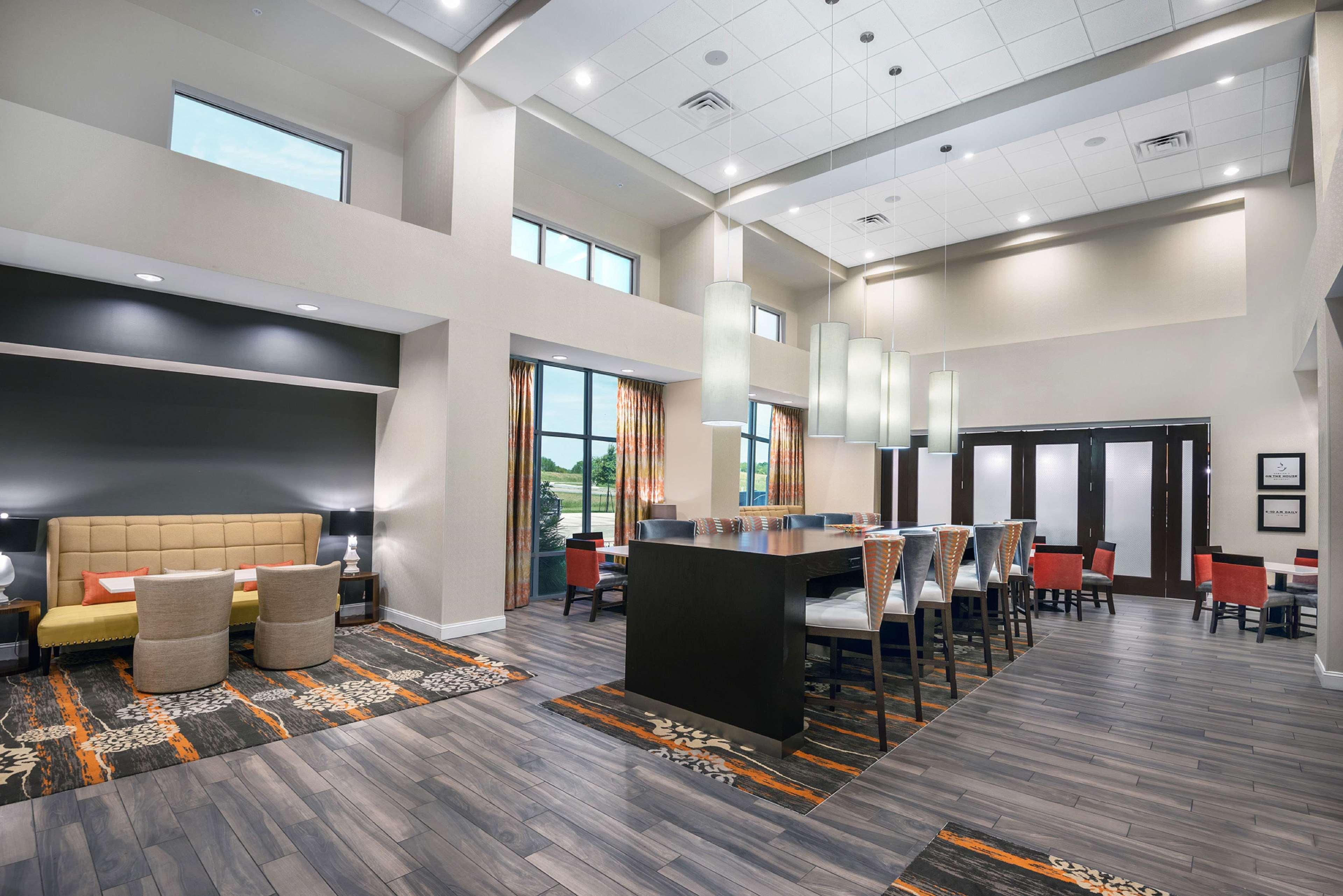 Vista Lobby Hampton Inn & Suites San Antonio Brooks City Base