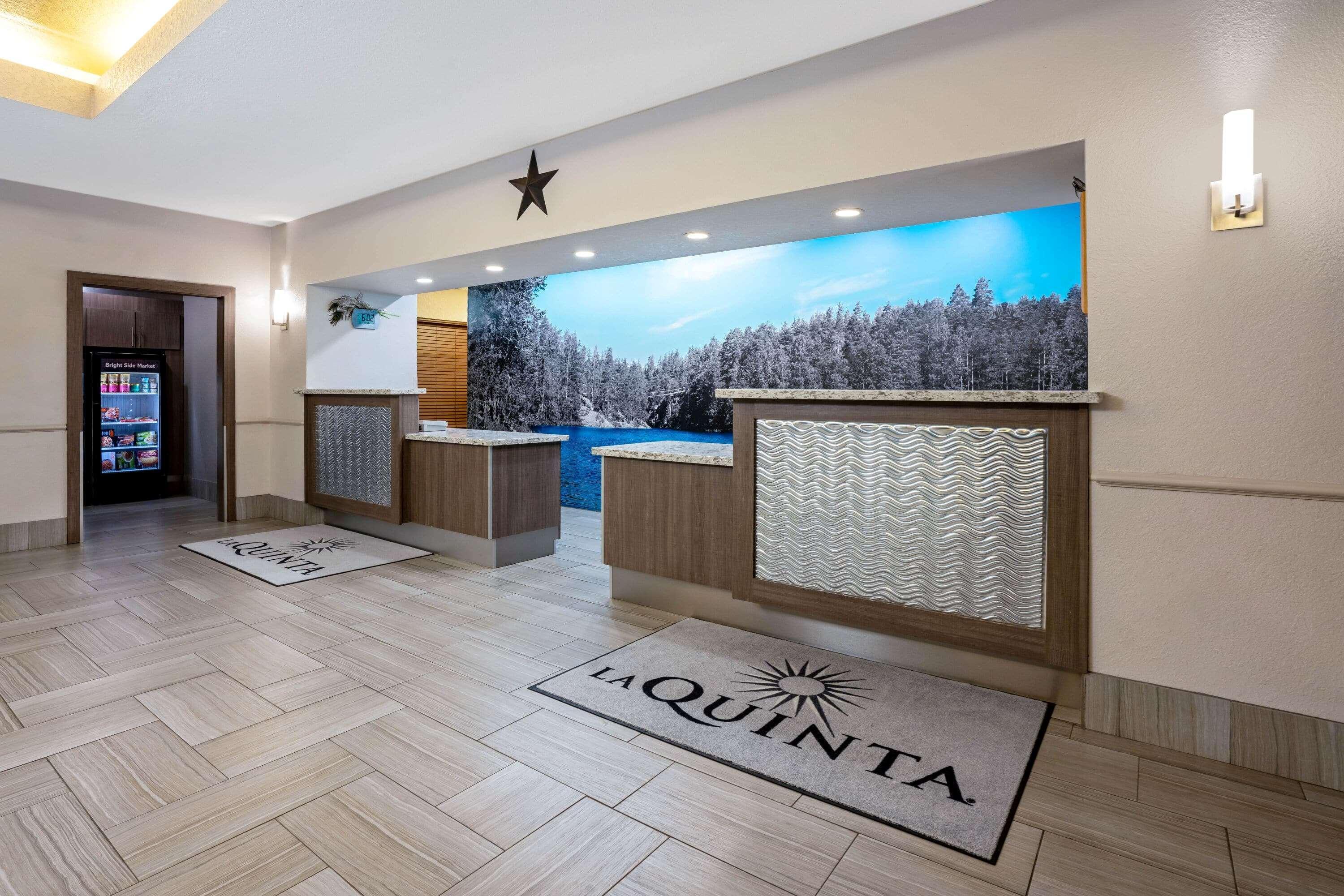 Vista Lobby La Quinta Inn & Suites by Wyndham Conroe